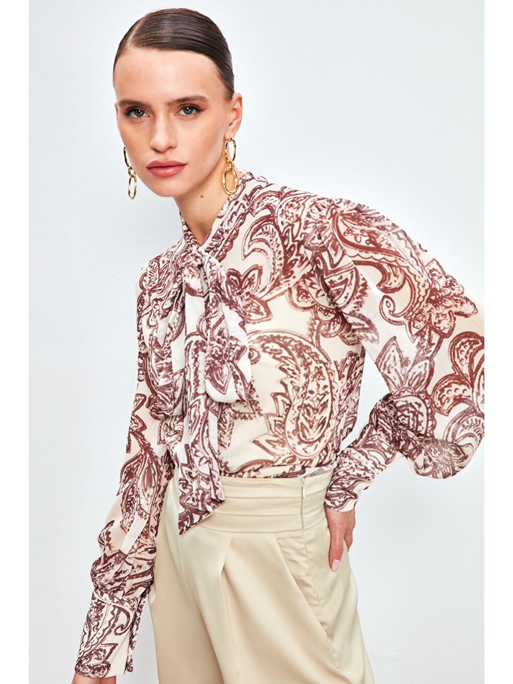 Kahverengi Yaka Fularlı Desenli Gömlek - Kahve-4