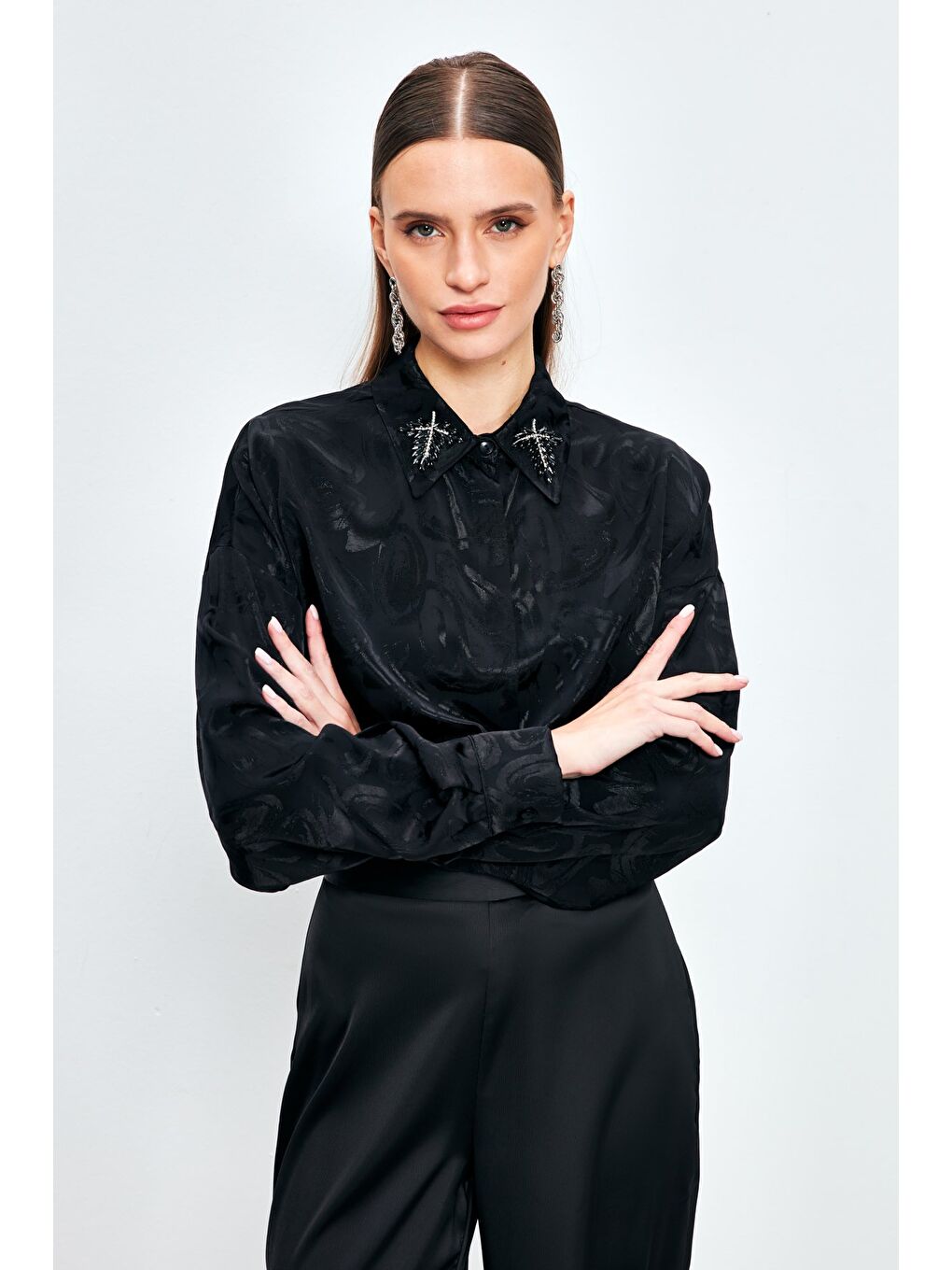 Yaka Aksesuarlı Desenli Gömlek - Siyah