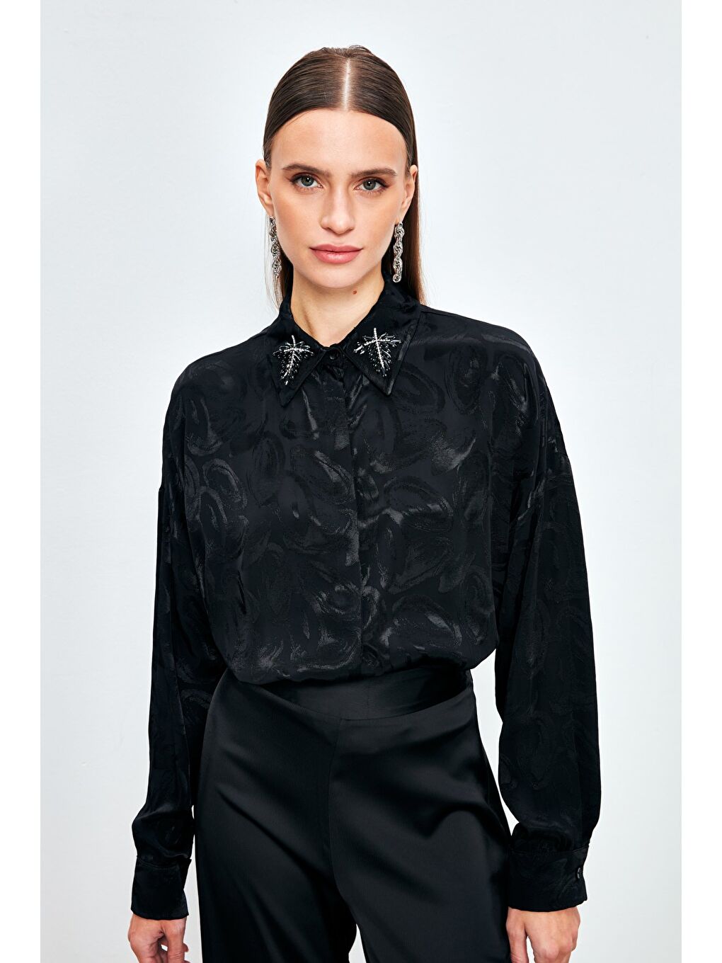 Yaka Aksesuarlı Desenli Gömlek - Siyah-1