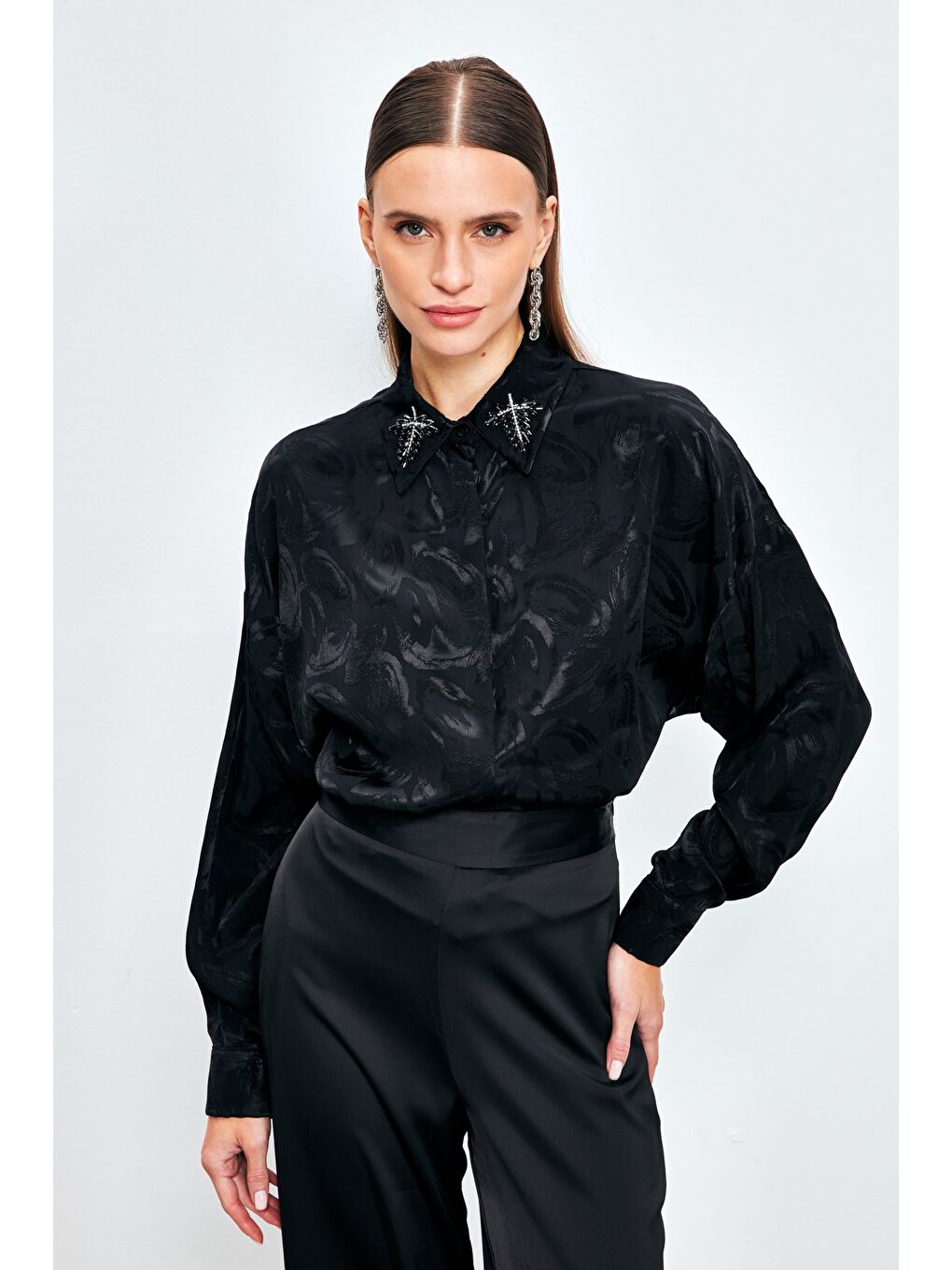 Yaka Aksesuarlı Desenli Gömlek - Siyah-2