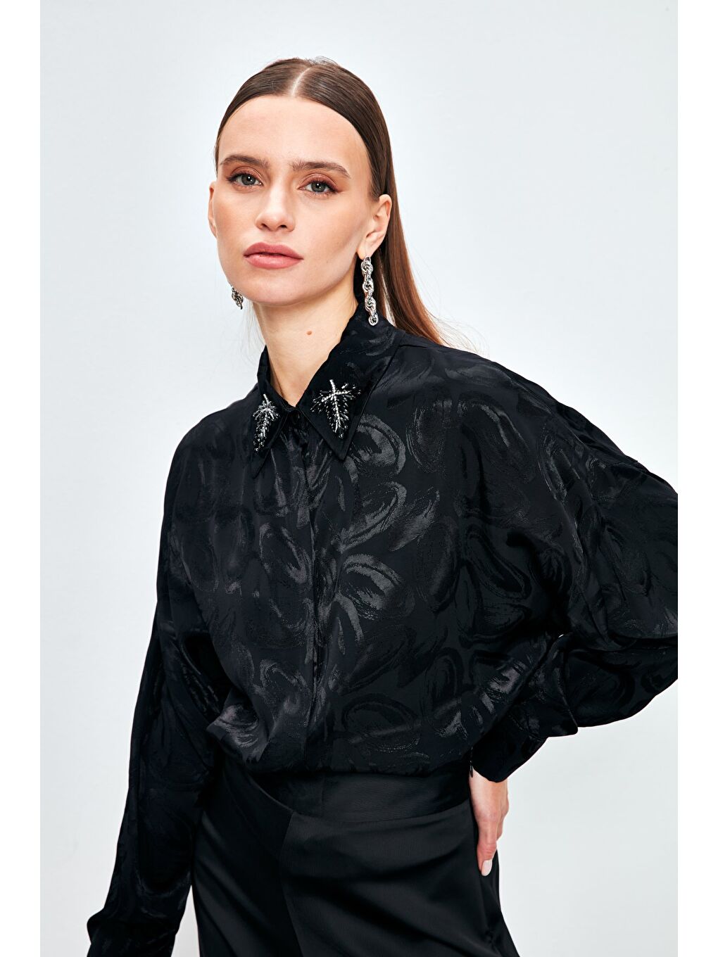Yaka Aksesuarlı Desenli Gömlek - Siyah-3
