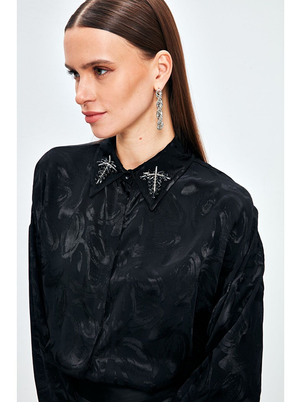 Yaka Aksesuarlı Desenli Gömlek - Siyah-4