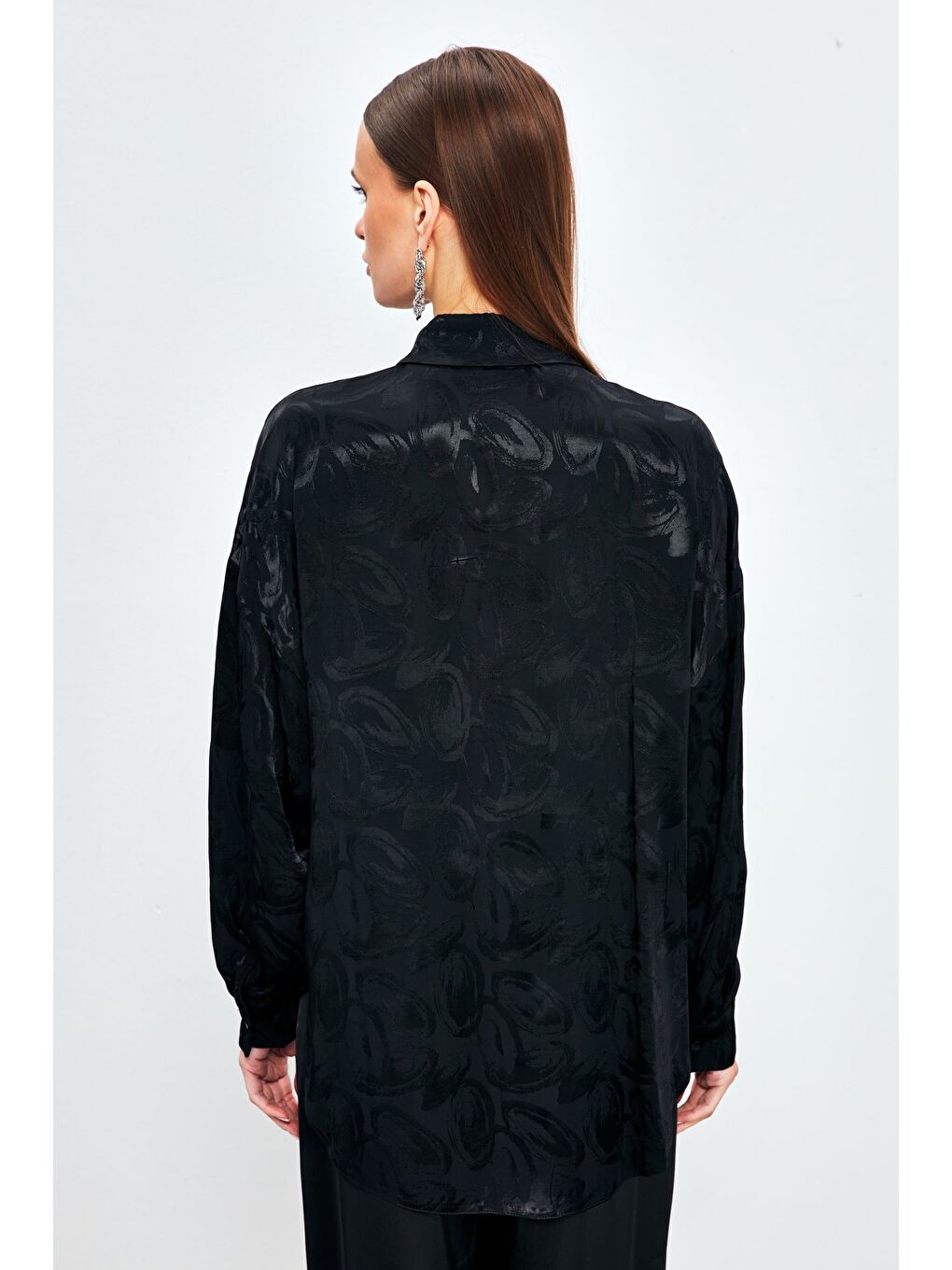 Yaka Aksesuarlı Desenli Gömlek - Siyah-5