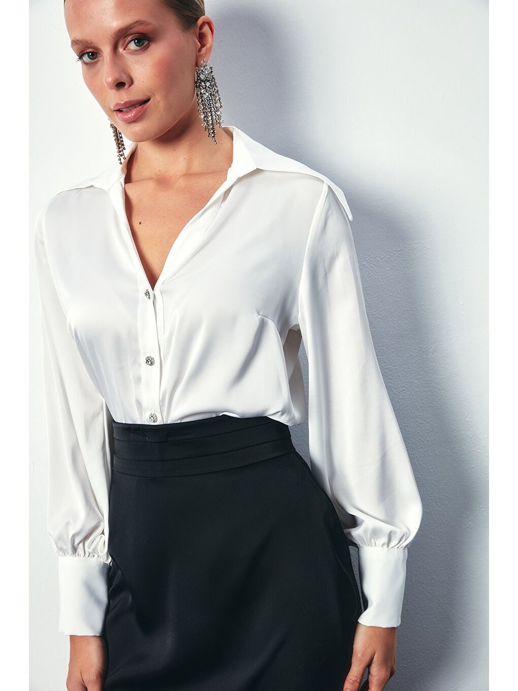 Geniş Yakalı Saten Gömlek - Ekru-3