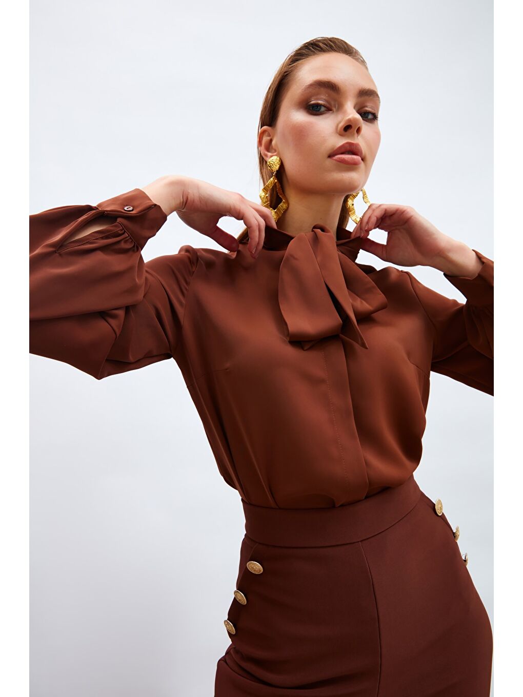 Kahverengi Yakası Bağlamalı Düz Gömlek - Kahve