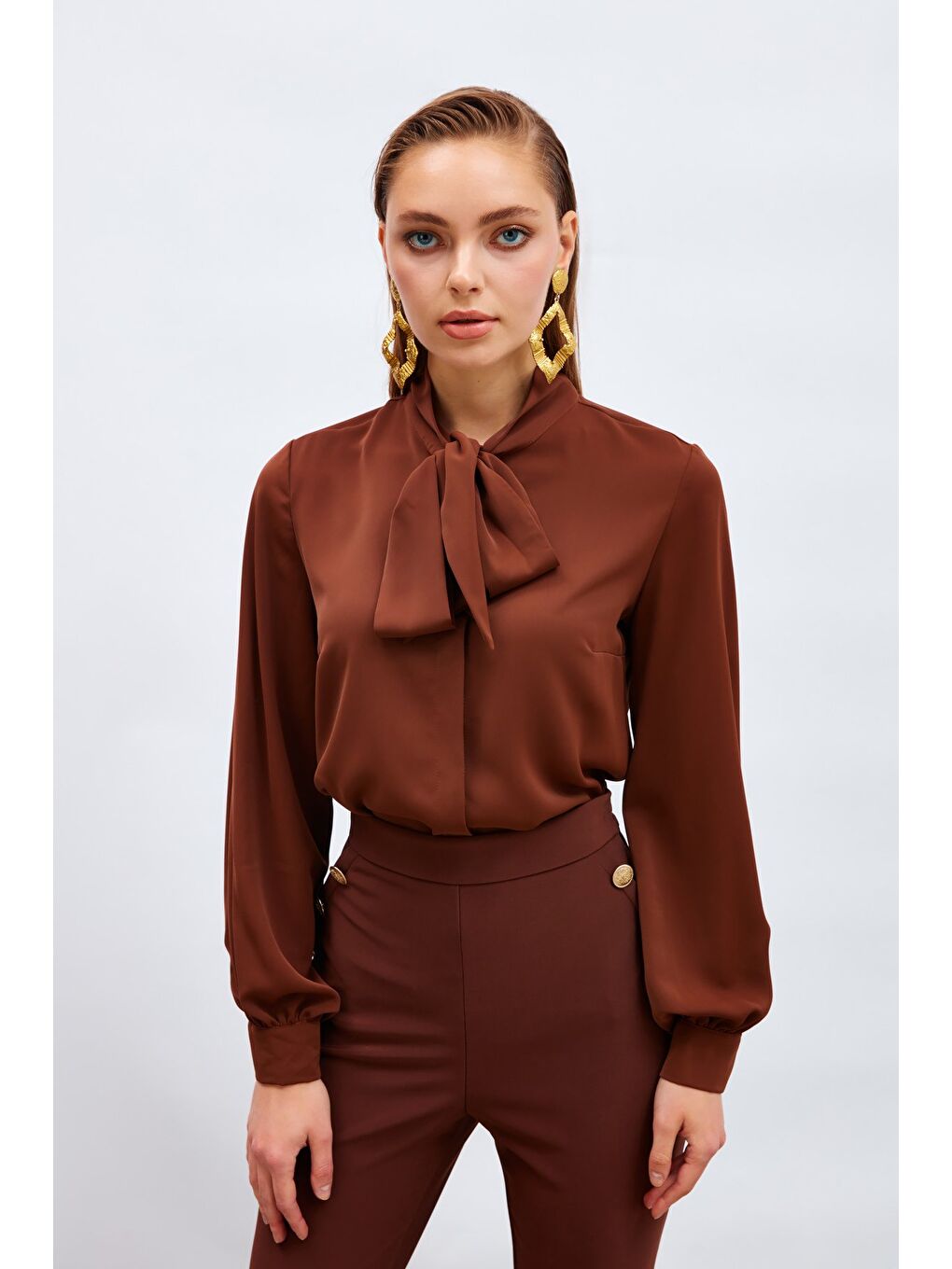 Kahverengi Yakası Bağlamalı Düz Gömlek - Kahve-1