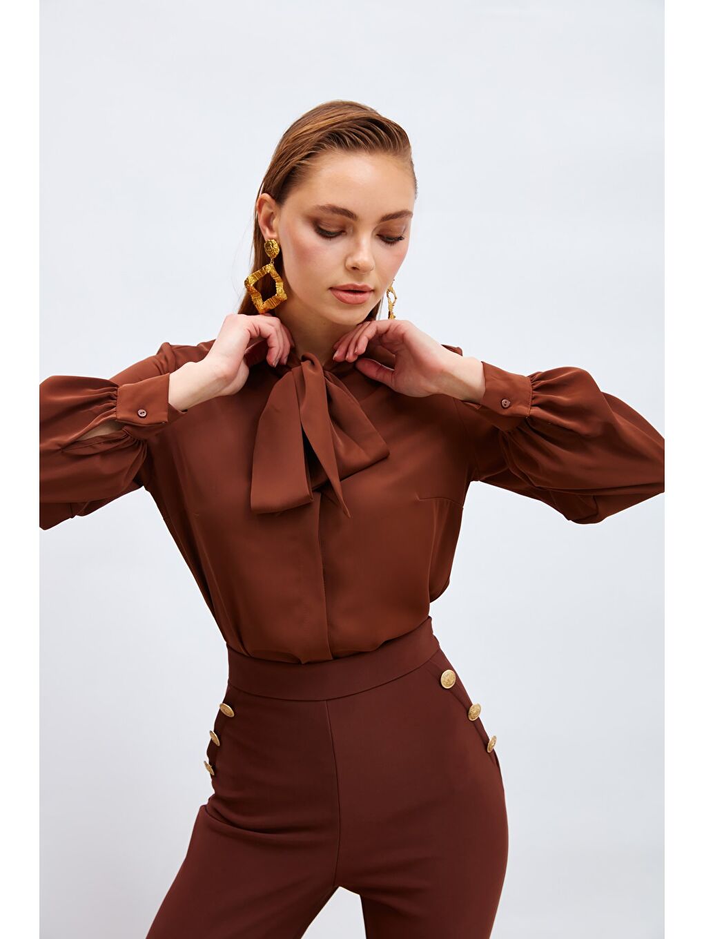 Kahverengi Yakası Bağlamalı Düz Gömlek - Kahve-2