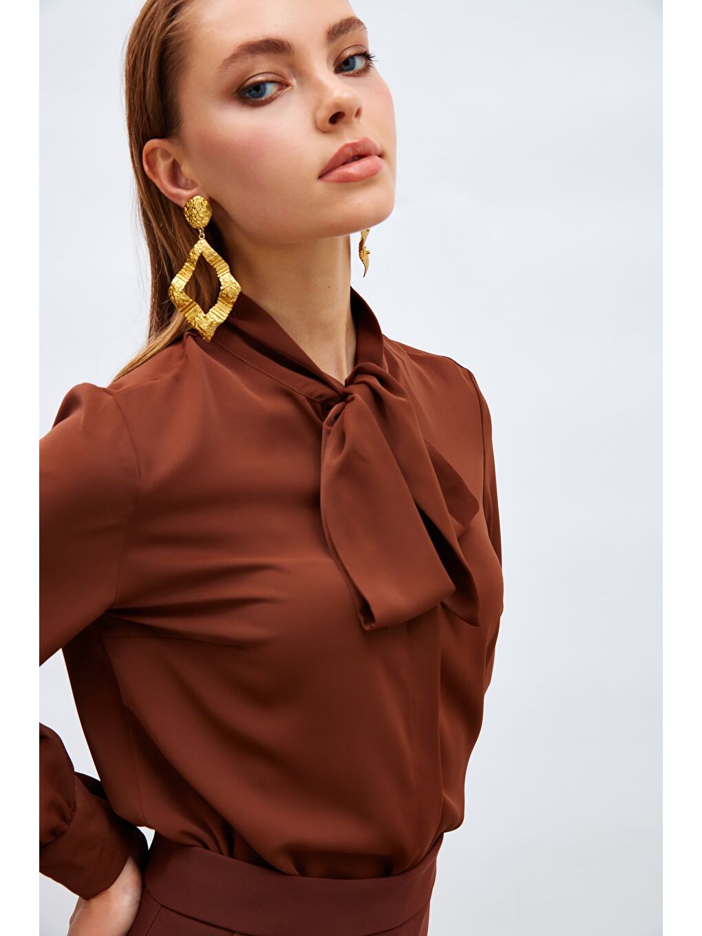 Kahverengi Yakası Bağlamalı Düz Gömlek - Kahve-4