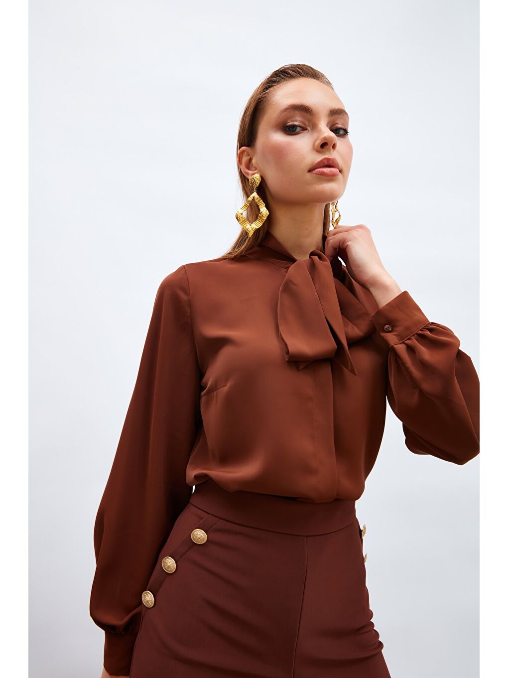 Kahverengi Yakası Bağlamalı Düz Gömlek - Kahve-5