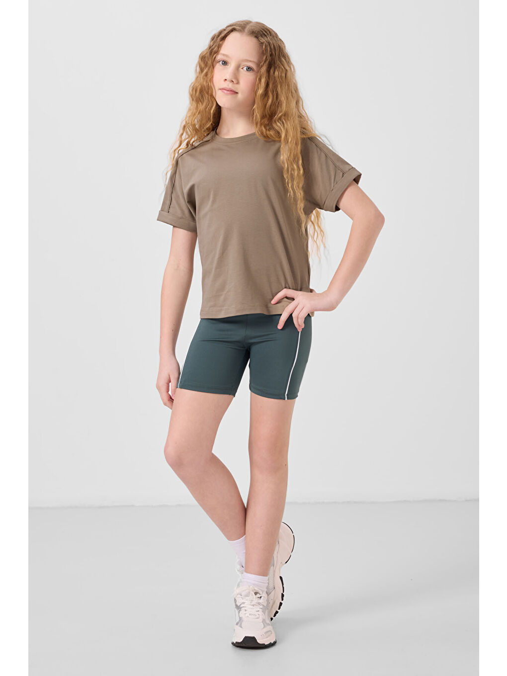 Koyu Bej Pamuklu O Yaka Oversize Fit Basic Kız Çocuk T-Shirt - 75182-1