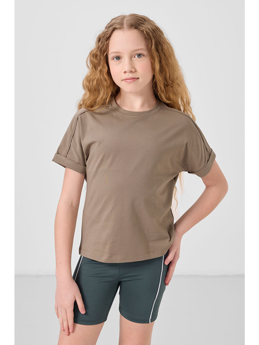 Koyu Bej Pamuklu O Yaka Oversize Fit Basic Kız Çocuk T-Shirt - 75182-2