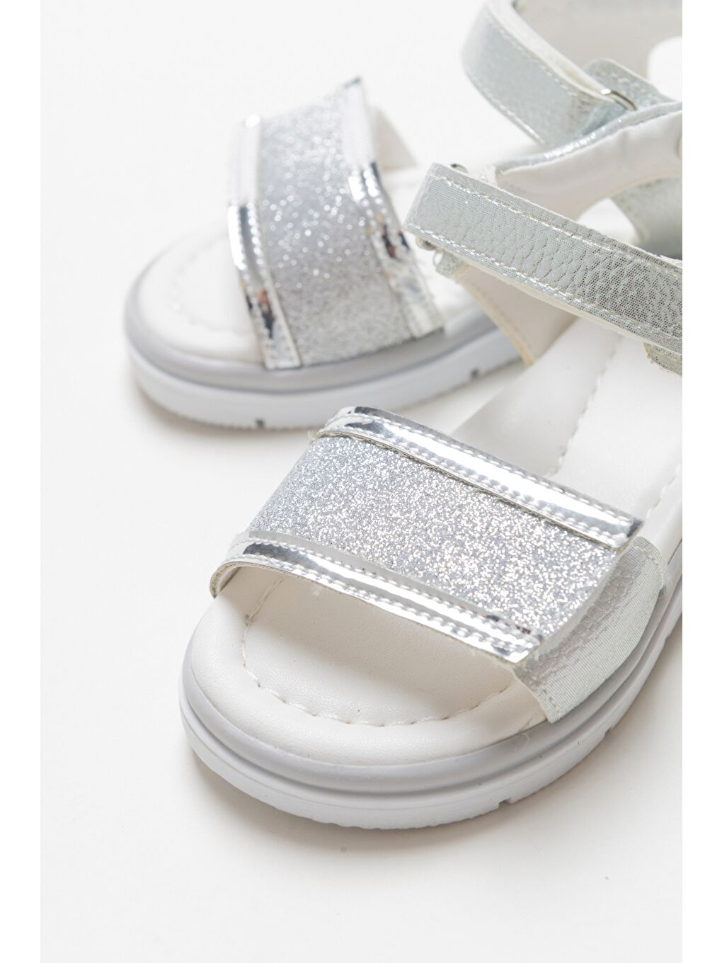 Gri Kız Çocuk Gümüş Ortopedik Destekli Çocuk Sandalet