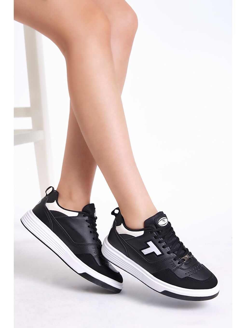 Unisex Siyah Beyaz Rahat Kalıp Poli Taban Bağcıklı Sneaker-1