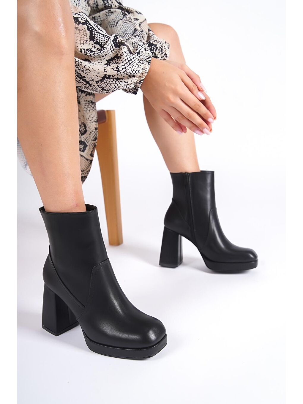 Siyah Küt Burunlu Yandan Fermuarlı Platform Kadın Bot