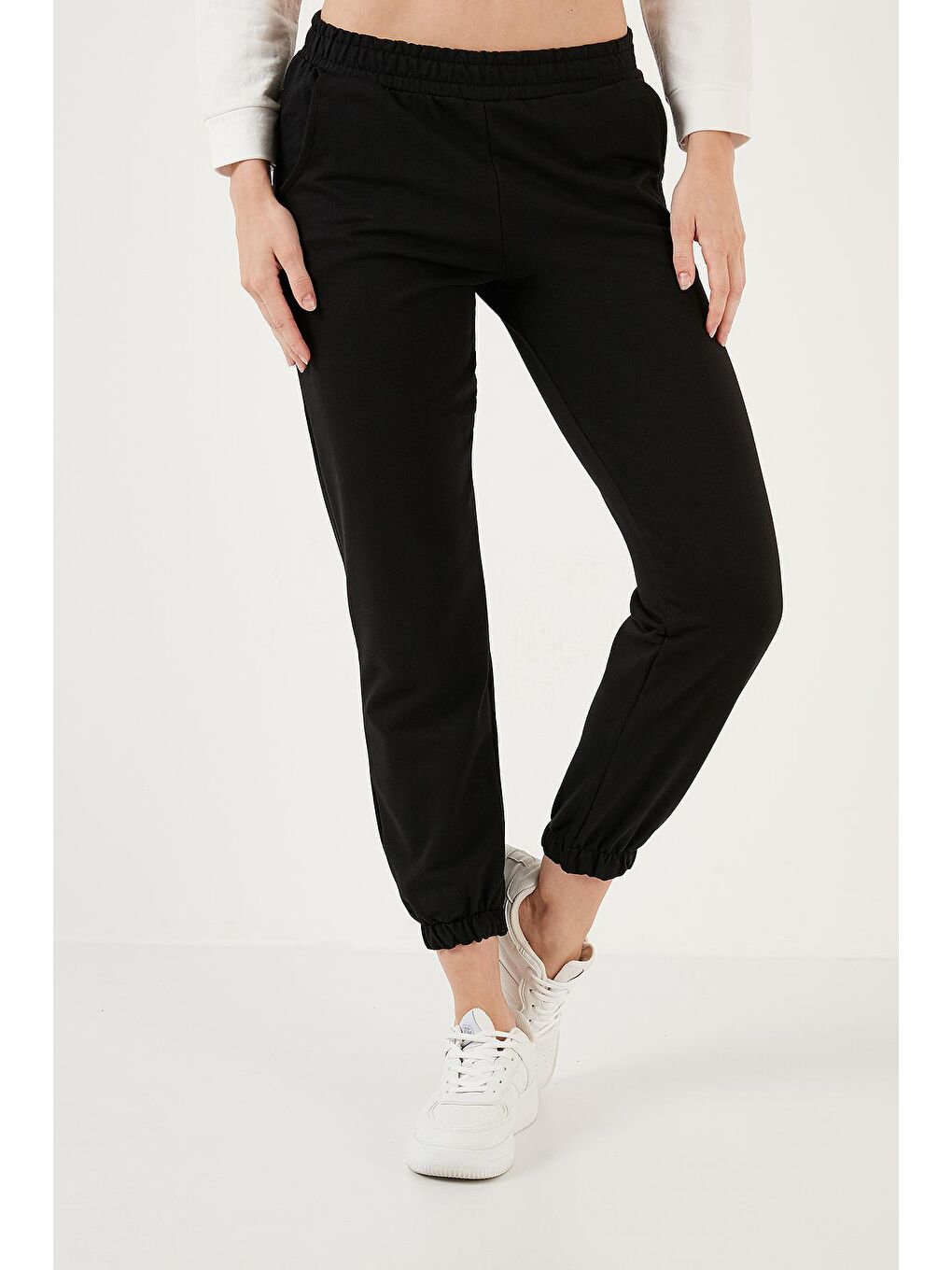 Siyah Pamuklu Regular Fit Beli ve Paçası Lastikli Cepli Eşofman Altı 5865313-1