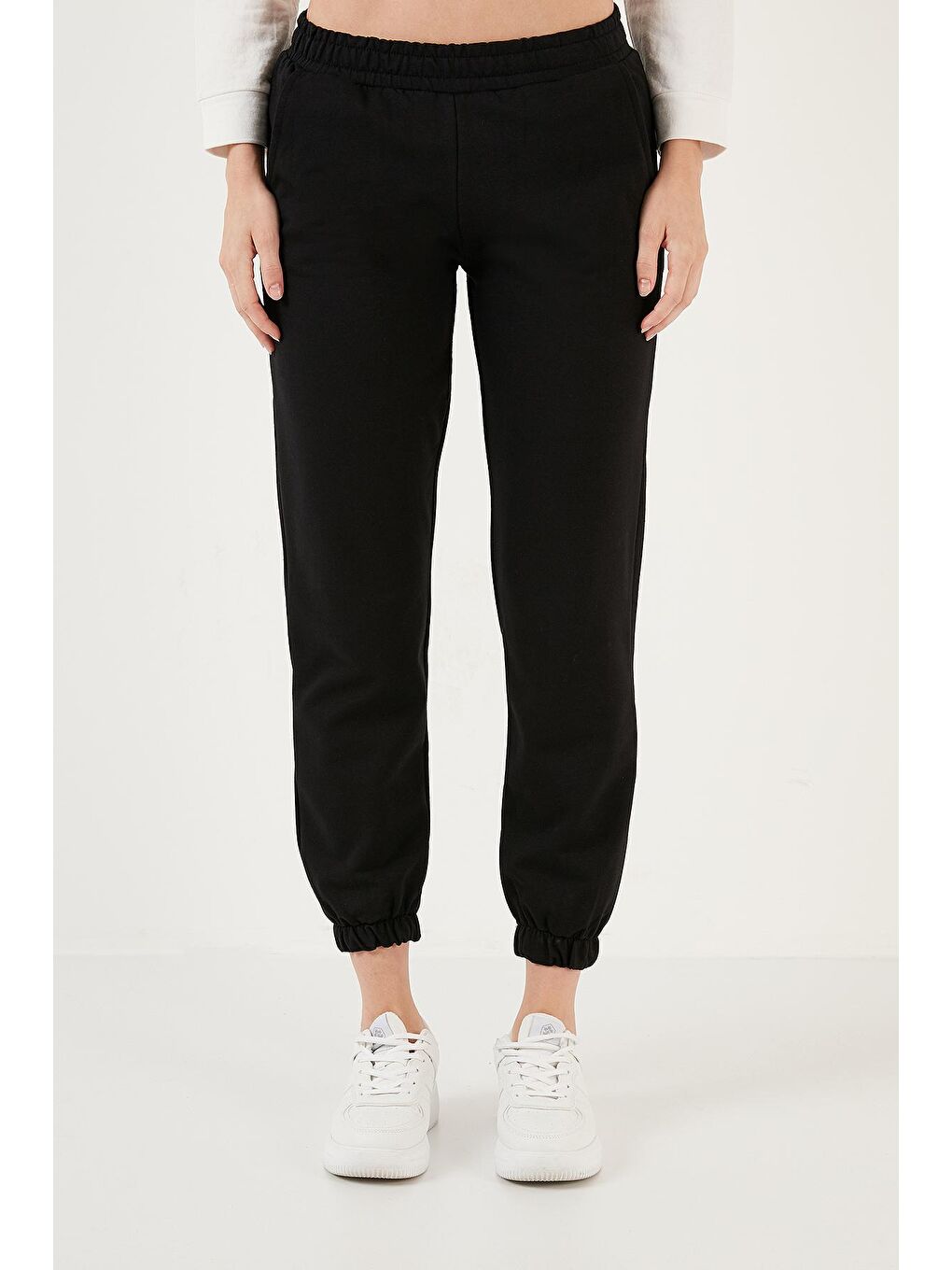 Siyah Pamuklu Regular Fit Beli ve Paçası Lastikli Cepli Eşofman Altı 5865313-2