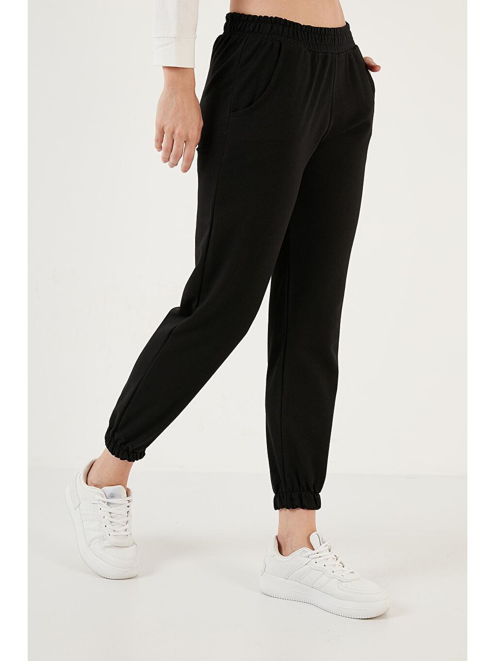 Siyah Pamuklu Regular Fit Beli ve Paçası Lastikli Cepli Eşofman Altı 5865313-3