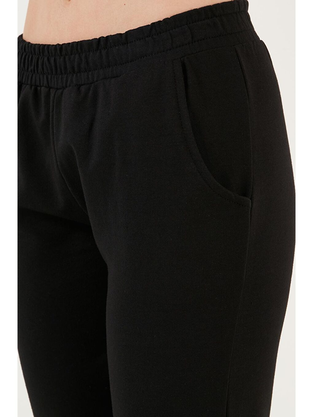Siyah Pamuklu Regular Fit Beli ve Paçası Lastikli Cepli Eşofman Altı 5865313-4