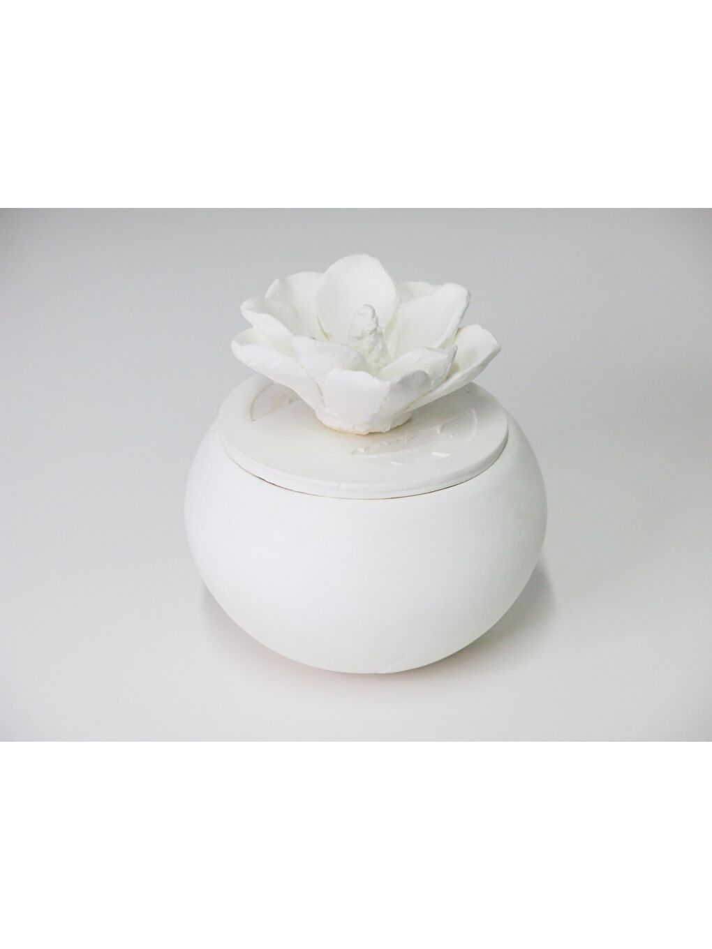 Ekru Taştan Seramik Gardenya Kokulu Çıtırtılı (Crackling) Vegan Mum