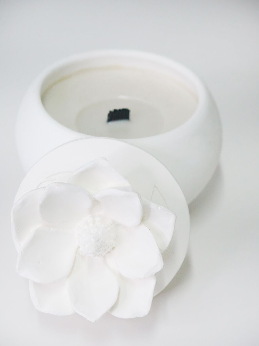 Ekru Taştan Seramik Gardenya Kokulu Çıtırtılı (Crackling) Vegan Mum-1