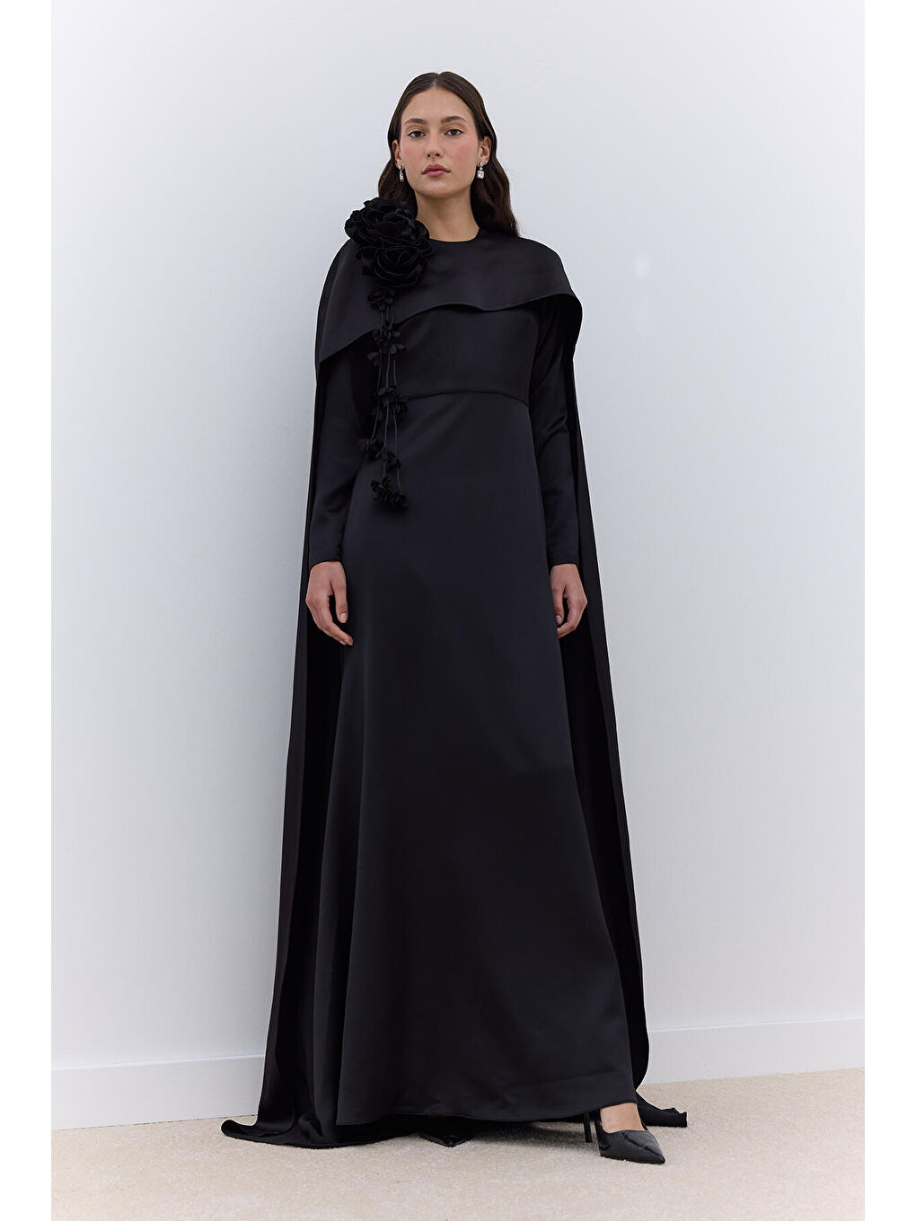 Pelerinli Çiçek Detaylı Abiye Elbise Siyah