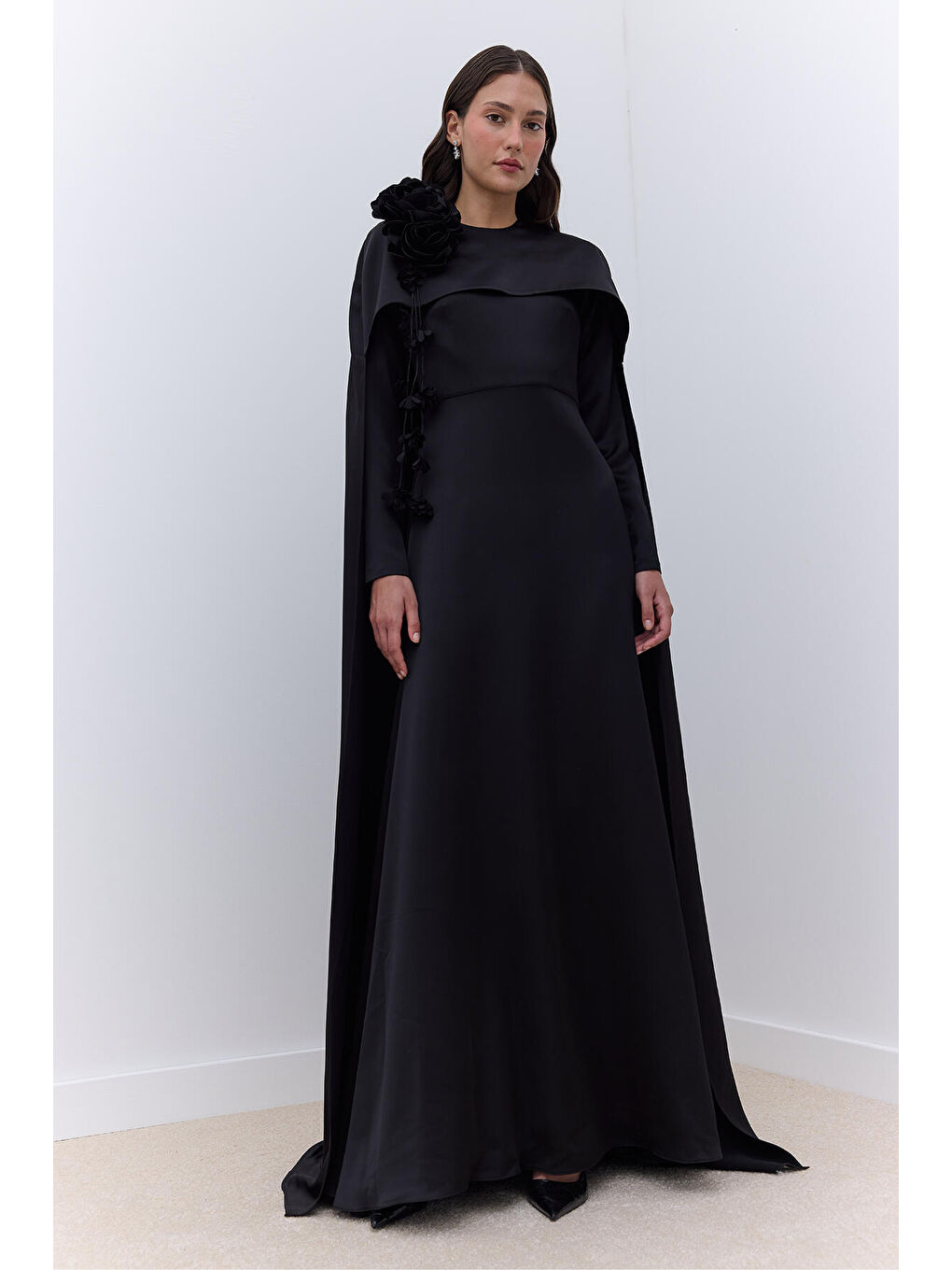 Pelerinli Çiçek Detaylı Abiye Elbise Siyah-1