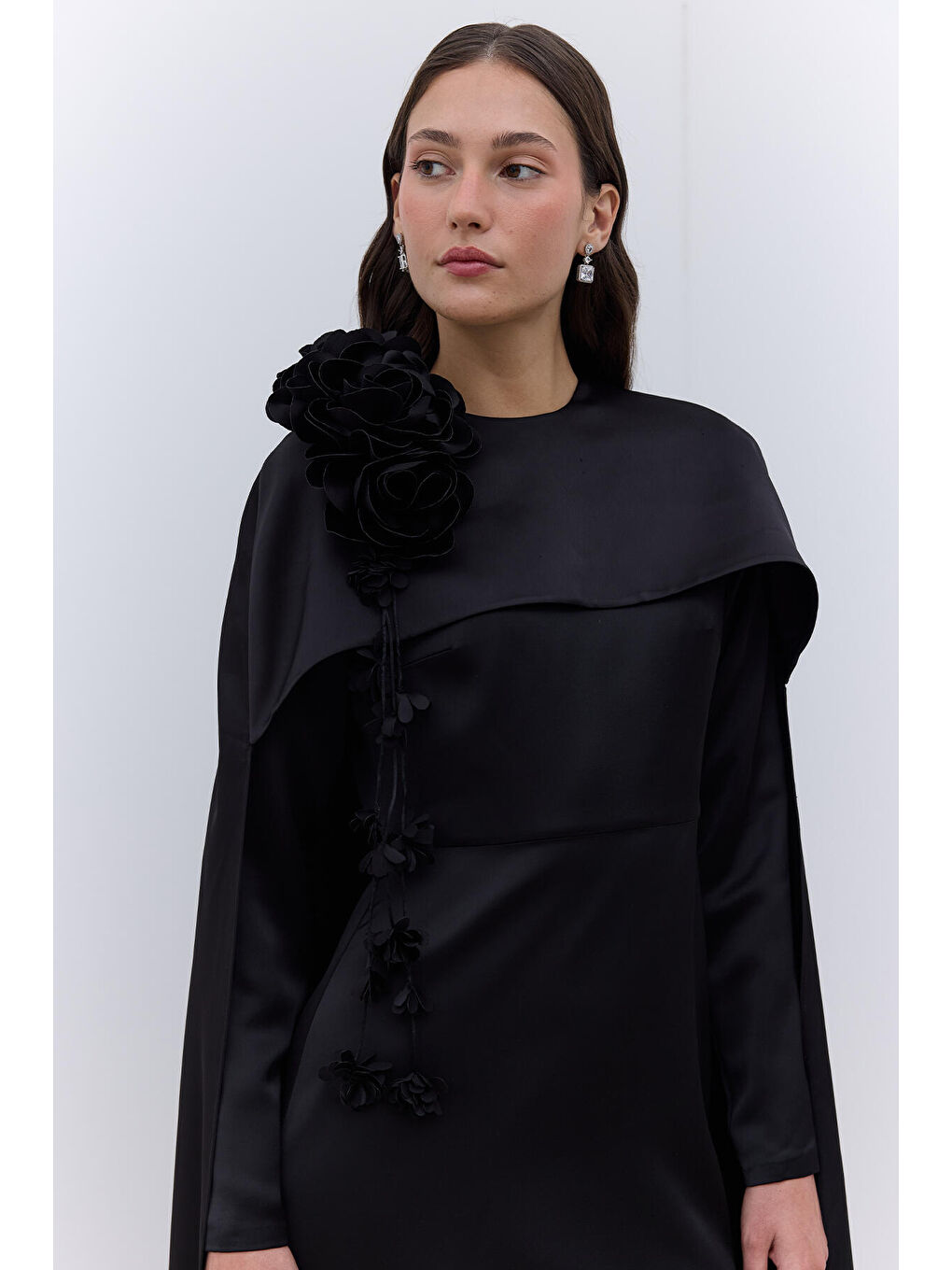 Pelerinli Çiçek Detaylı Abiye Elbise Siyah-2