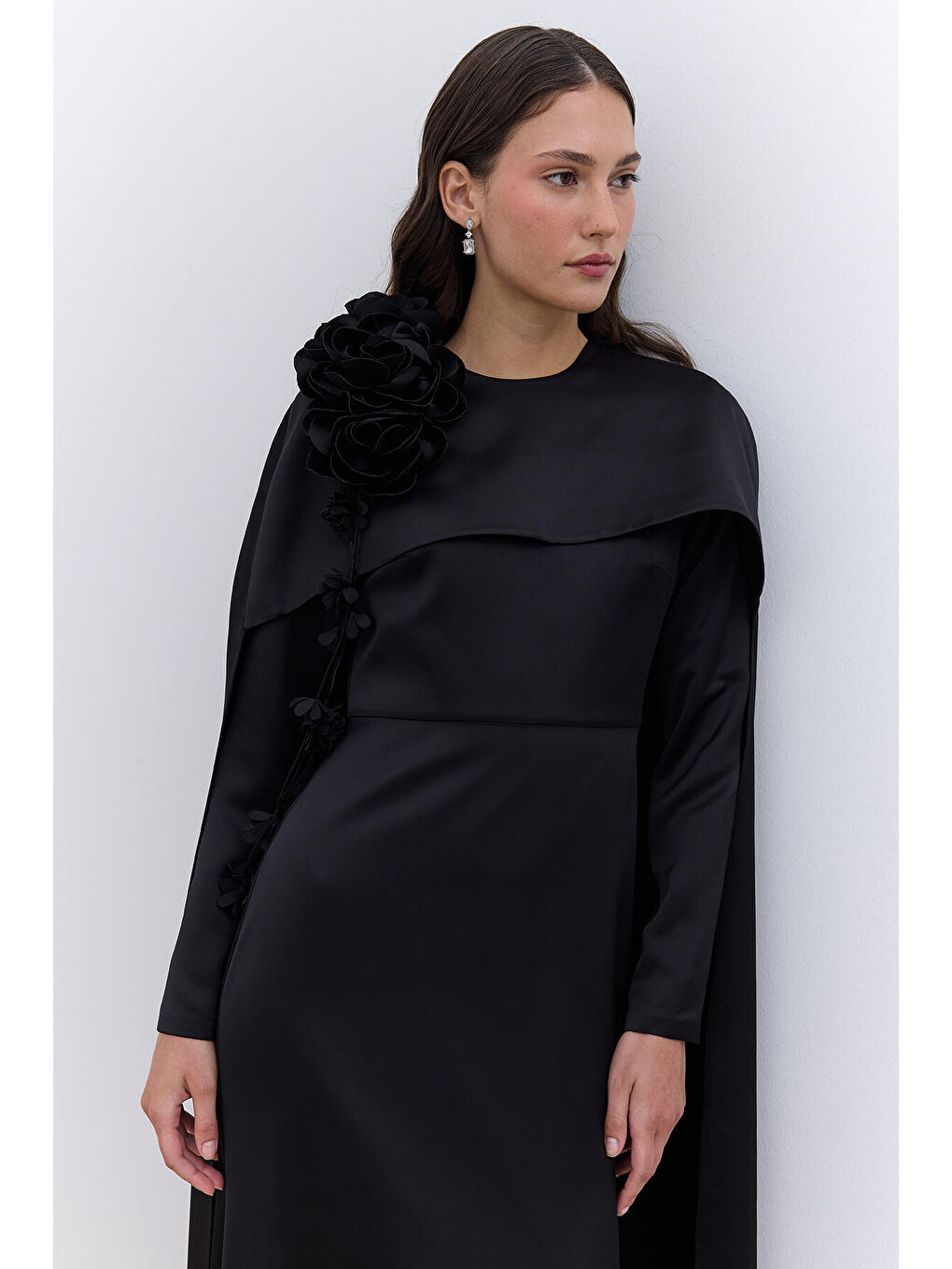 Pelerinli Çiçek Detaylı Abiye Elbise Siyah-3