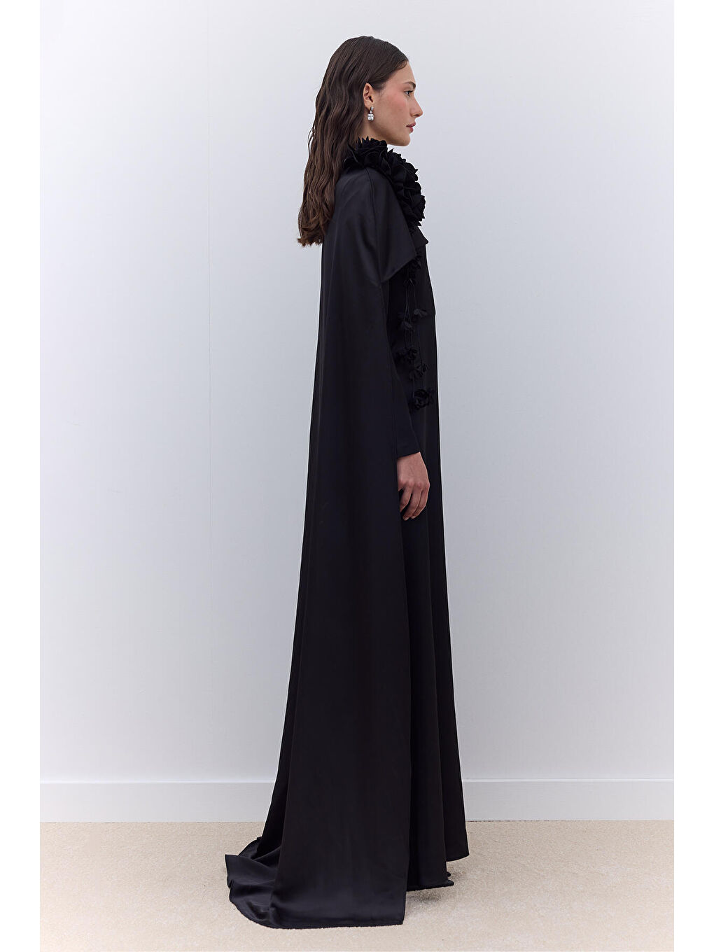 Pelerinli Çiçek Detaylı Abiye Elbise Siyah-6