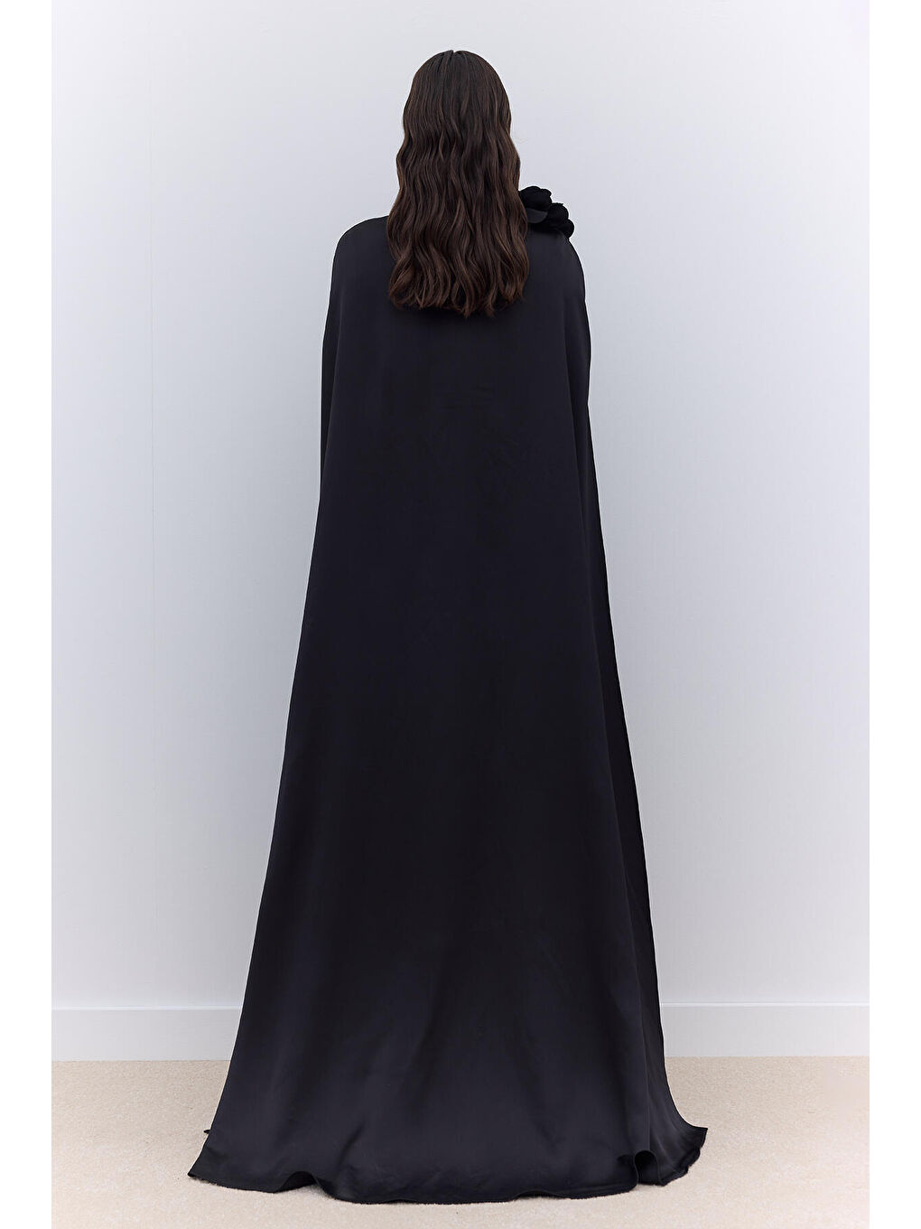 Pelerinli Çiçek Detaylı Abiye Elbise Siyah-7