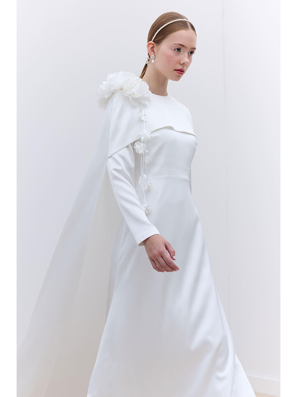 Pelerinli Çiçek Detaylı Abiye Elbise Ekru