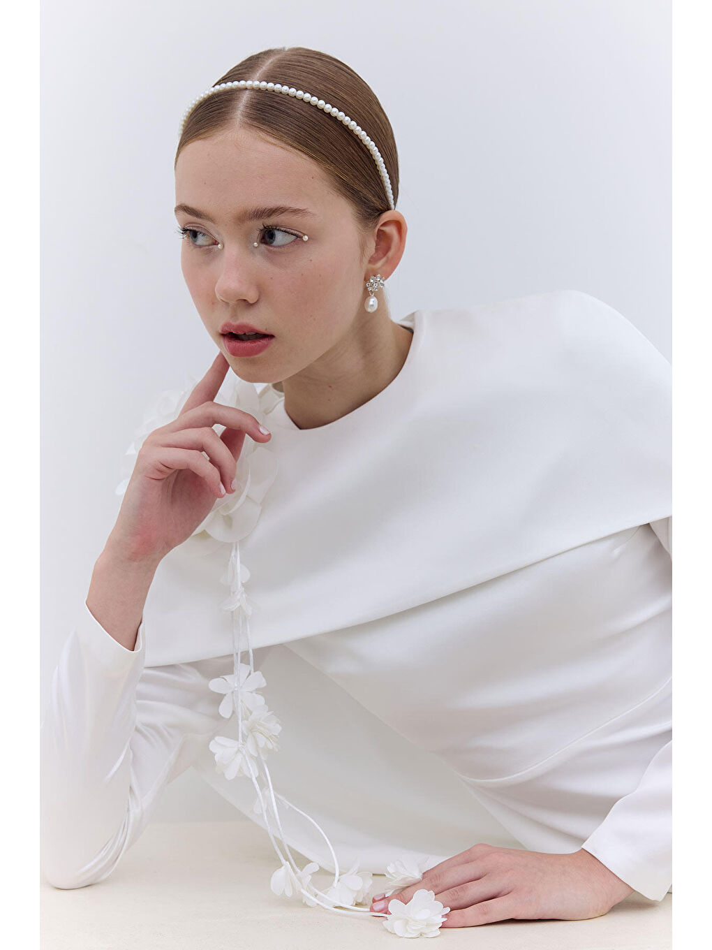 Pelerinli Çiçek Detaylı Abiye Elbise Ekru-1