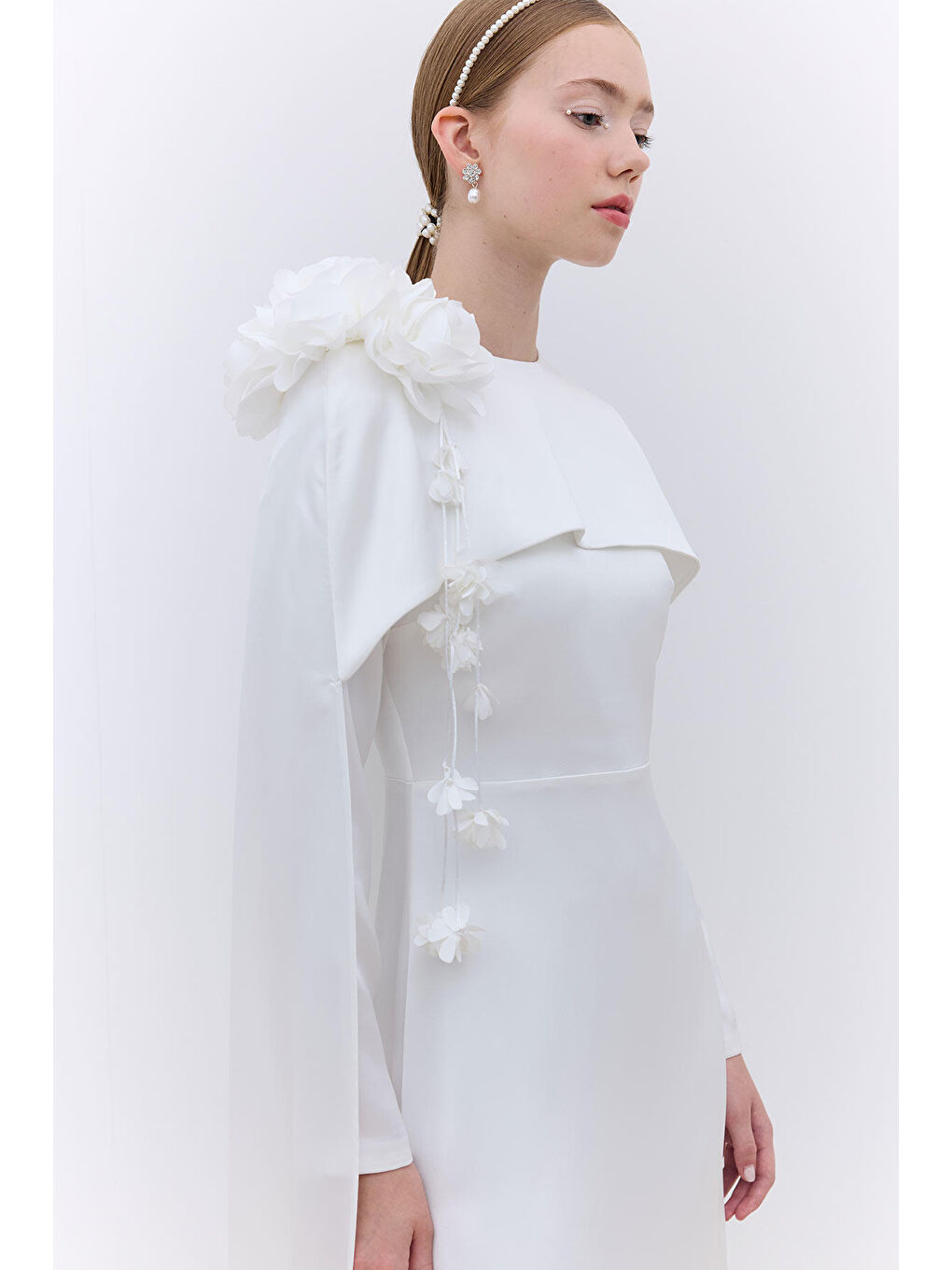 Pelerinli Çiçek Detaylı Abiye Elbise Ekru-3
