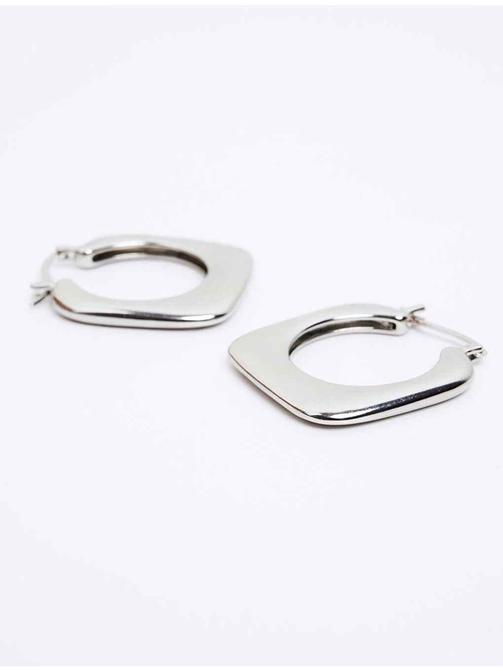 Gri Gümüş Kare Figürlü Küpe