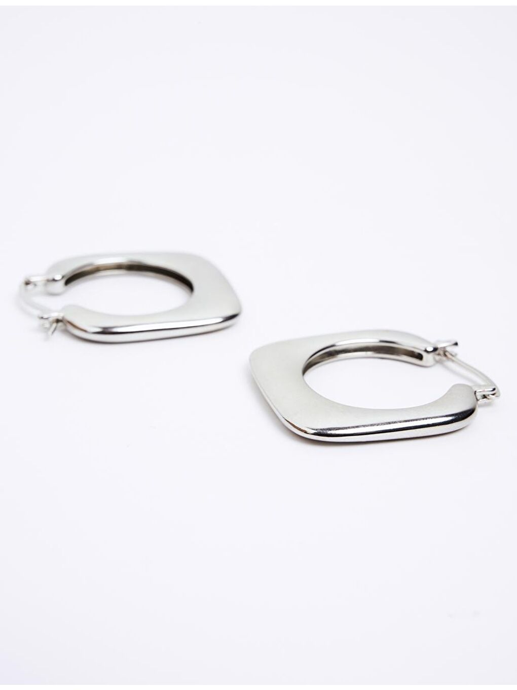 Gri Gümüş Kare Figürlü Küpe-1