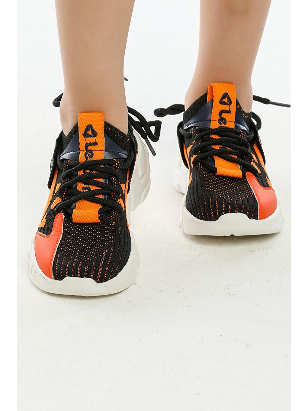 Siyah Yuvarlak Burunlu Bağcıklı Kız Çocuk Spor Ayakkabı-1