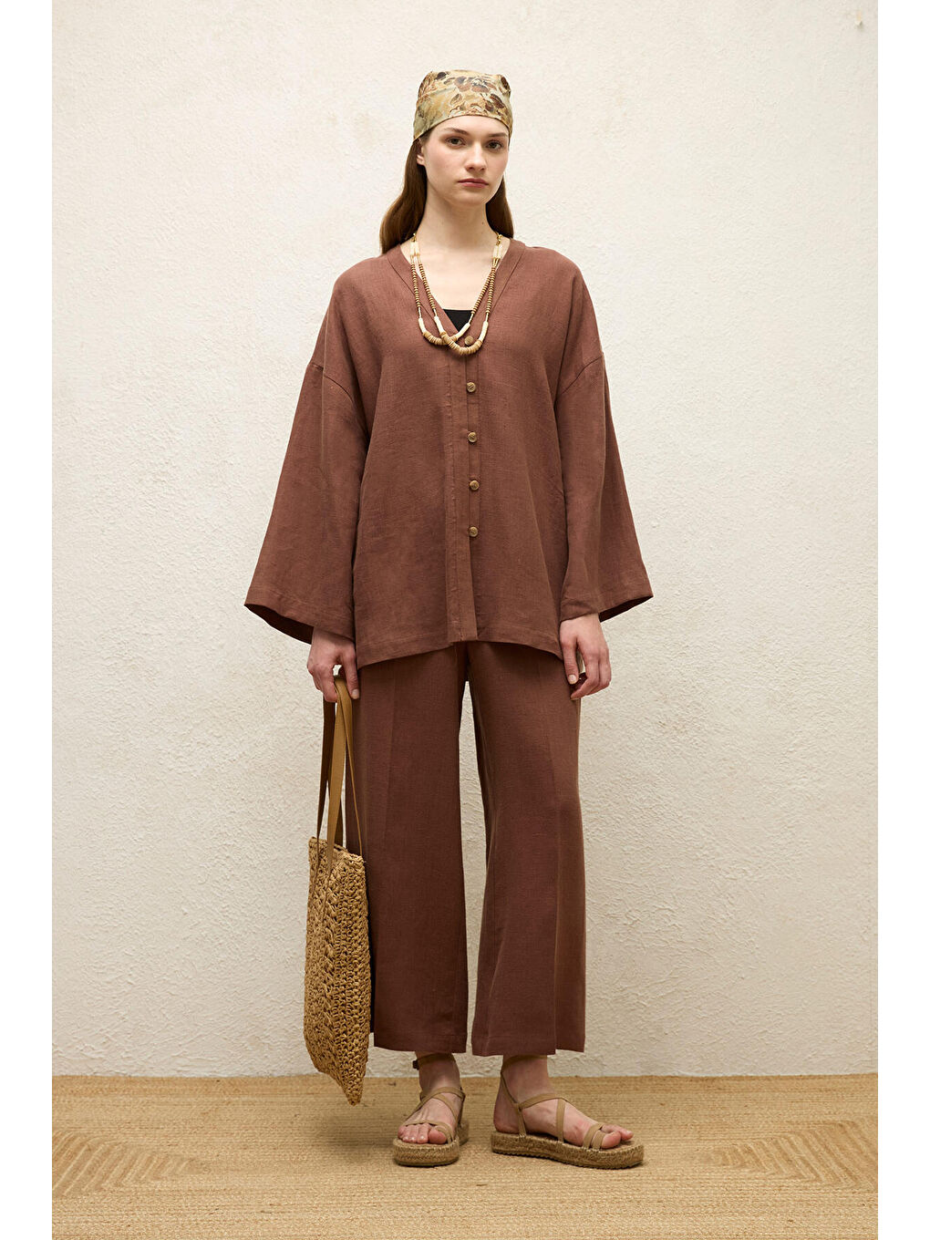 Kahverengi Düğmeli Keten Gömlek Ağaç Kabuğu