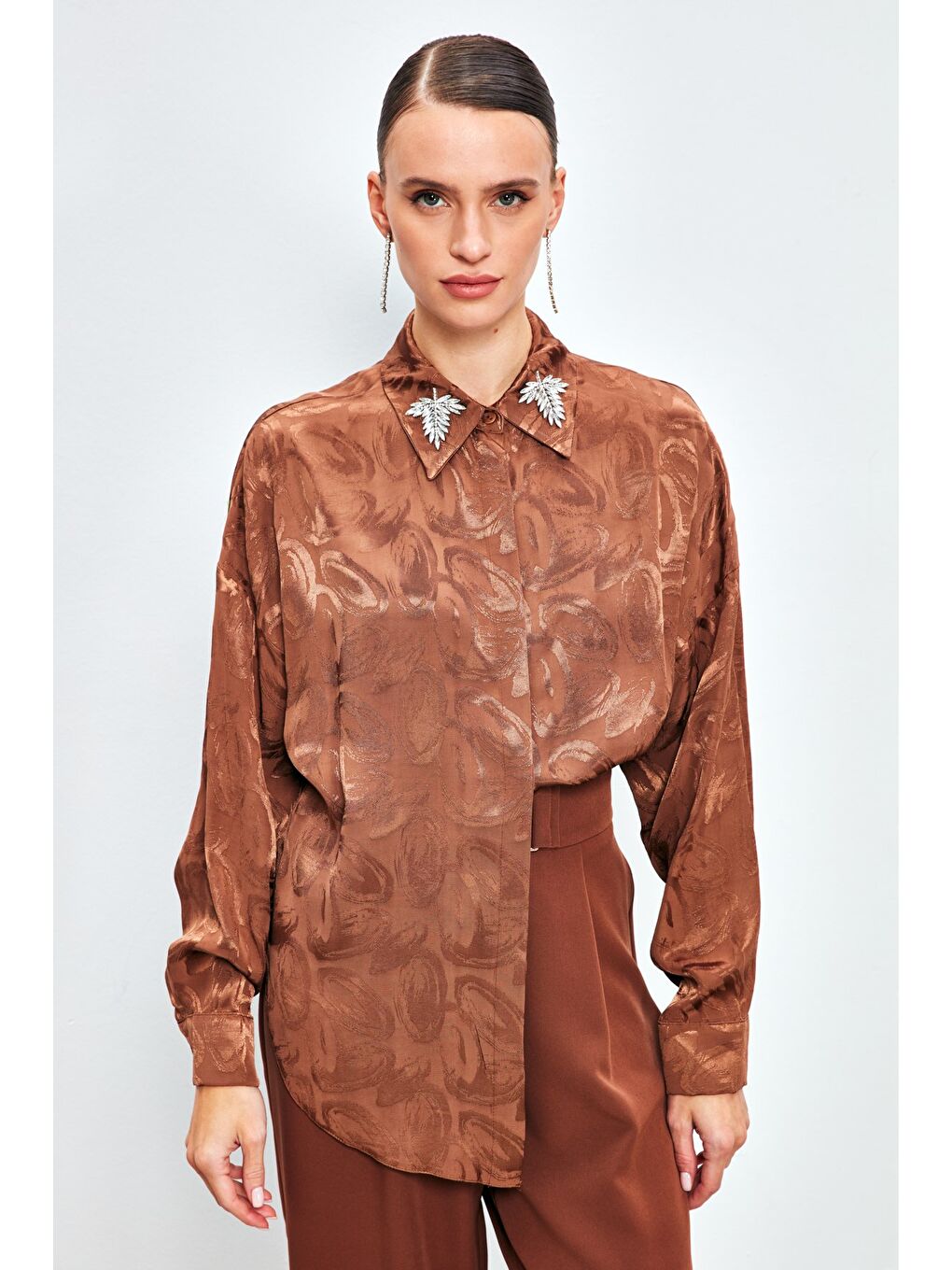 Kahverengi Yaka Aksesuarlı Desenli Gömlek - Kahve-1