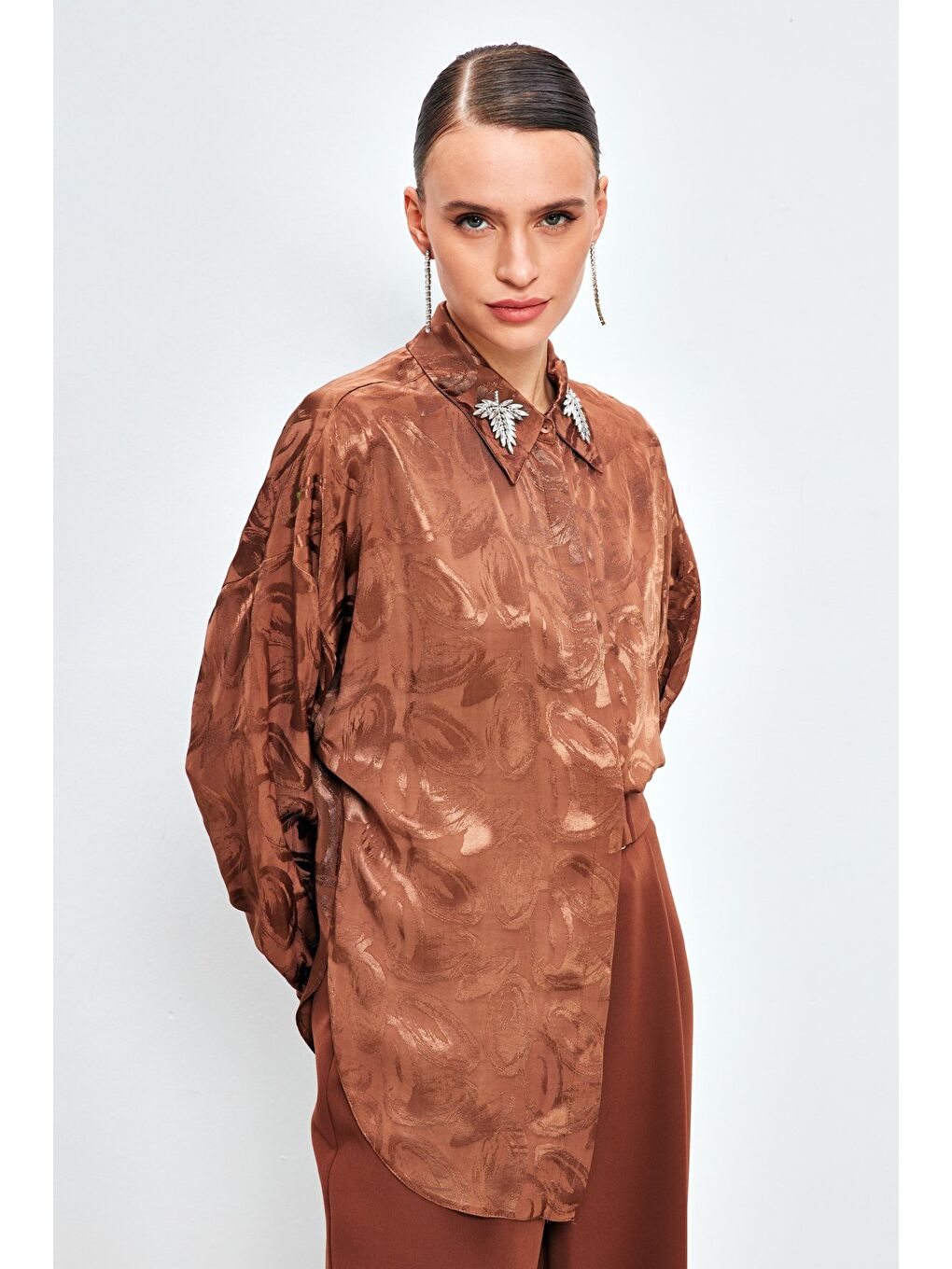 Kahverengi Yaka Aksesuarlı Desenli Gömlek - Kahve-2