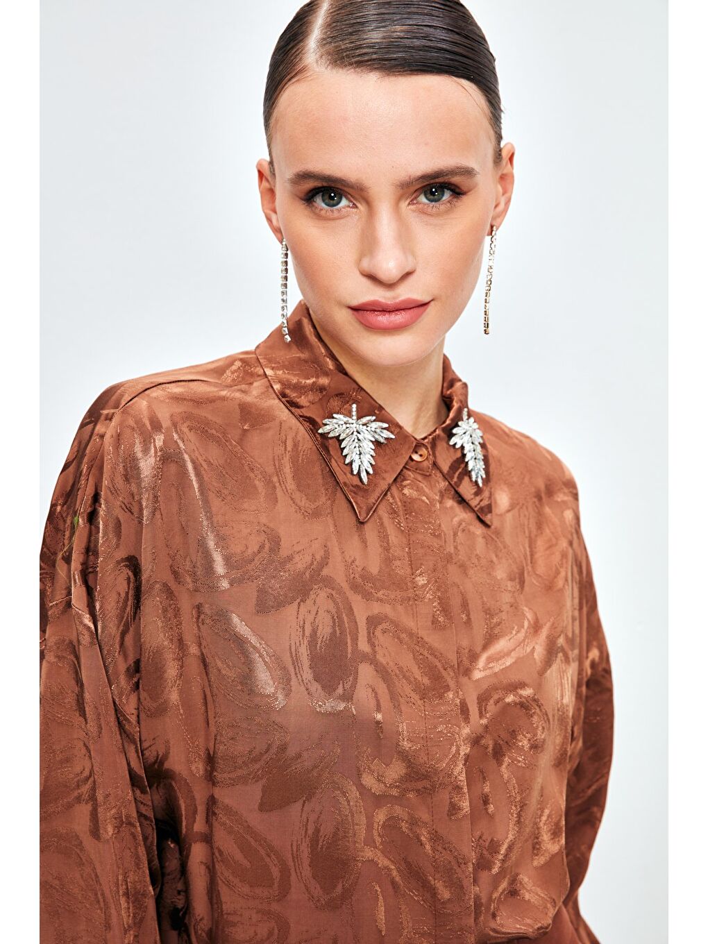 Kahverengi Yaka Aksesuarlı Desenli Gömlek - Kahve-3