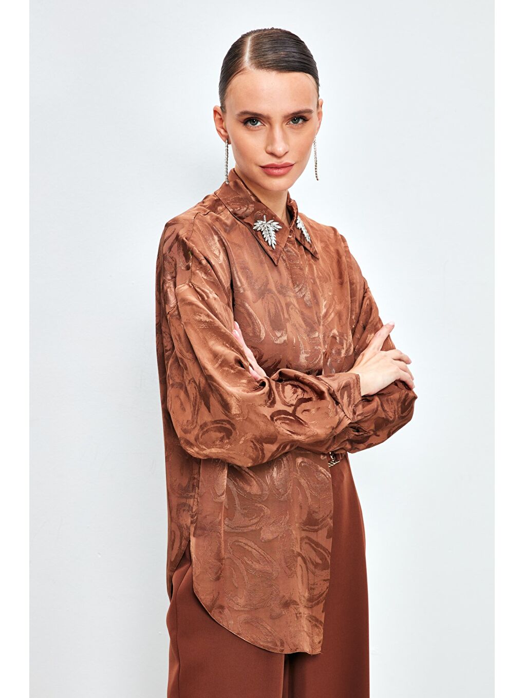 Kahverengi Yaka Aksesuarlı Desenli Gömlek - Kahve-4