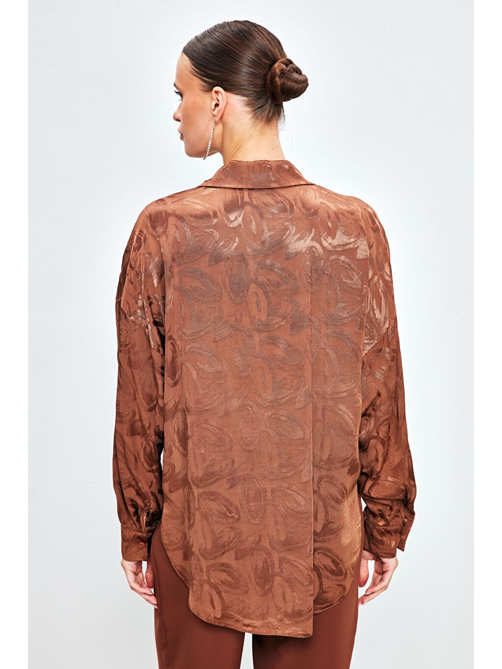Kahverengi Yaka Aksesuarlı Desenli Gömlek - Kahve-5