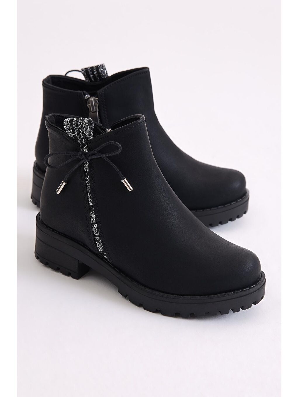 Kız Çocuk Siyah Cilt Yanı Şerit ve Fiyonk Detaylı Fermuarlı Bot