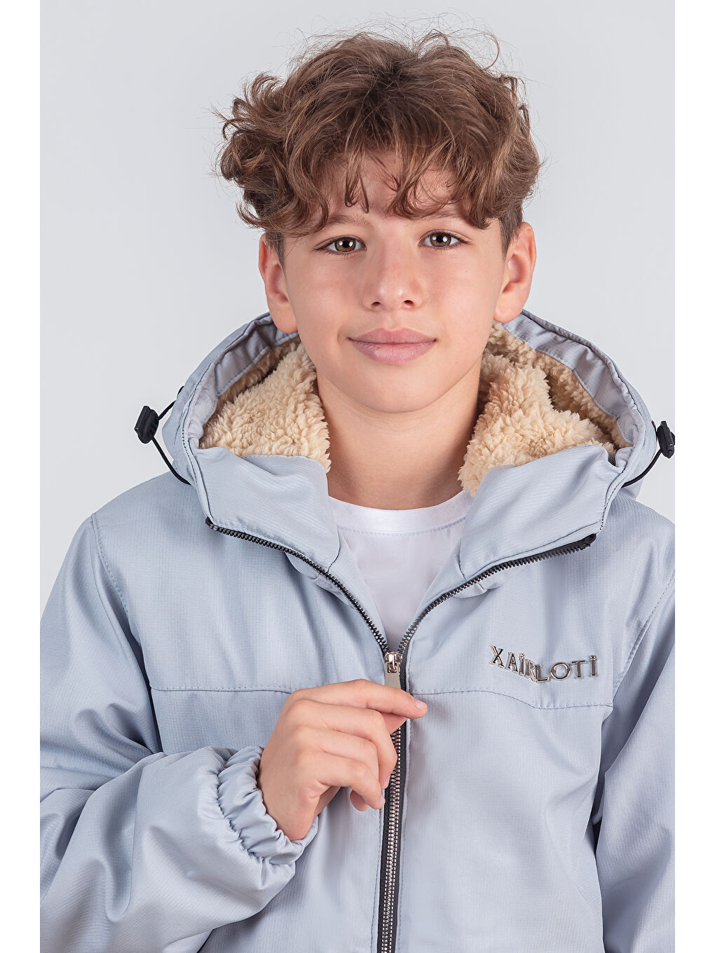 Gri Erkek Çocuk Sabit Kapüşonlu Metal Armalı İçi Kürklü Mont KM3987-1