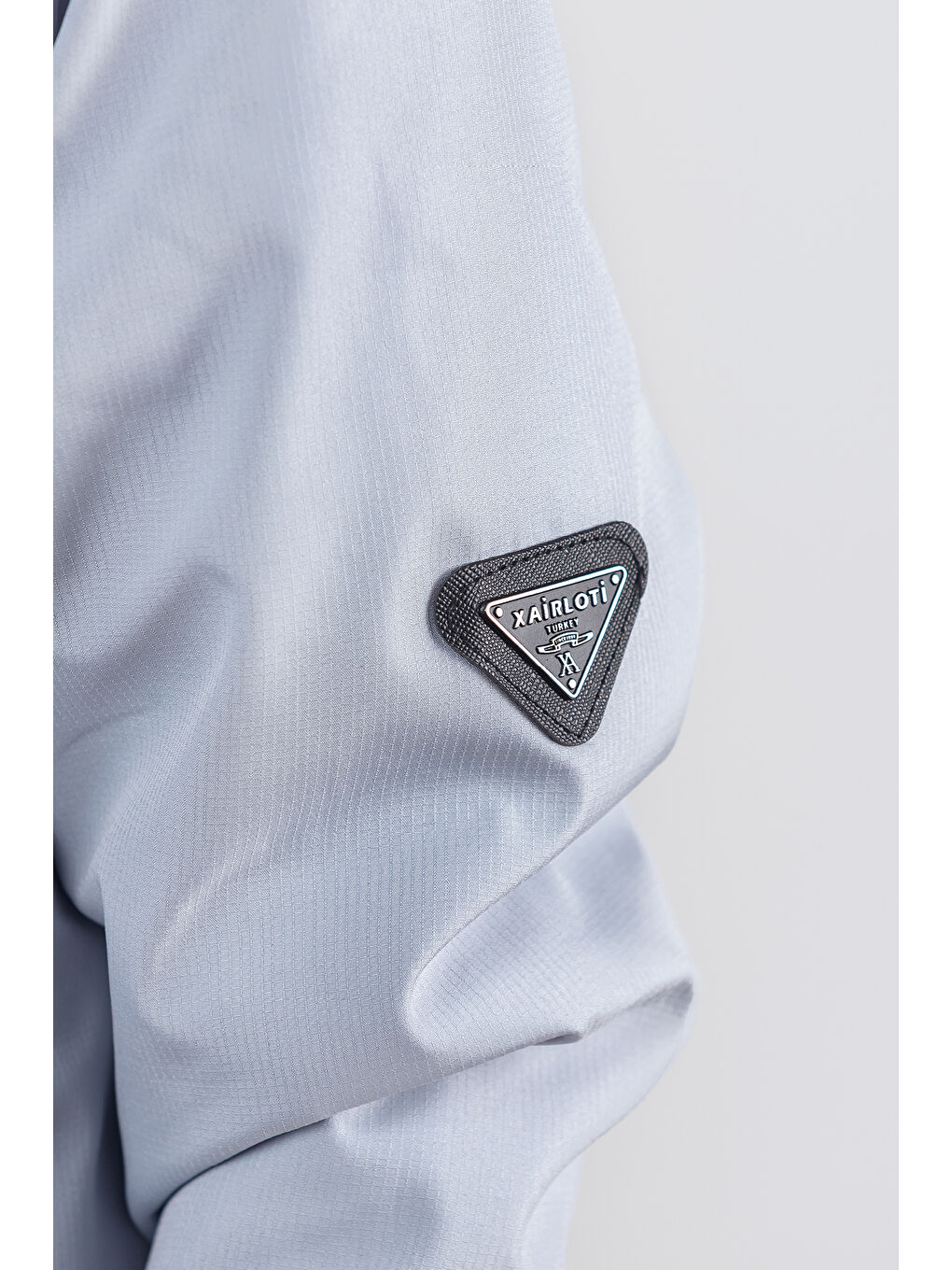 Gri Erkek Çocuk Sabit Kapüşonlu Metal Armalı İçi Kürklü Mont KM3987-4