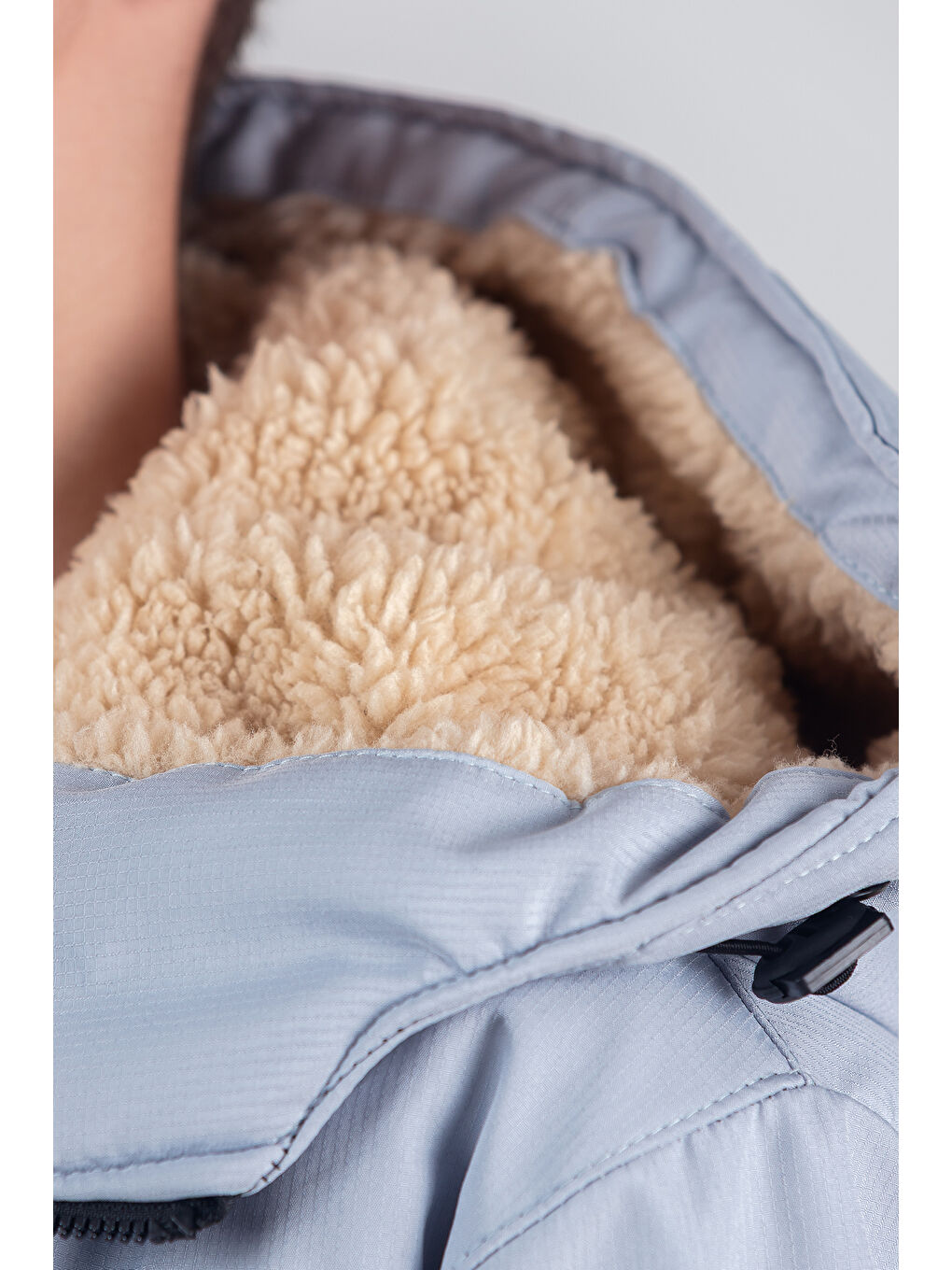 Gri Erkek Çocuk Sabit Kapüşonlu Metal Armalı İçi Kürklü Mont KM3987-5