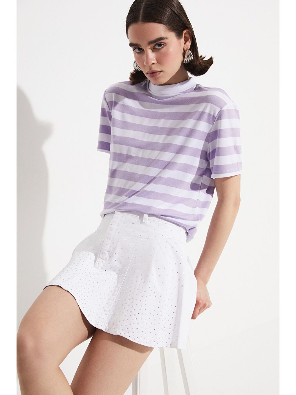 Beyaz Çizigili Bisiklet Yaka Tişört-4