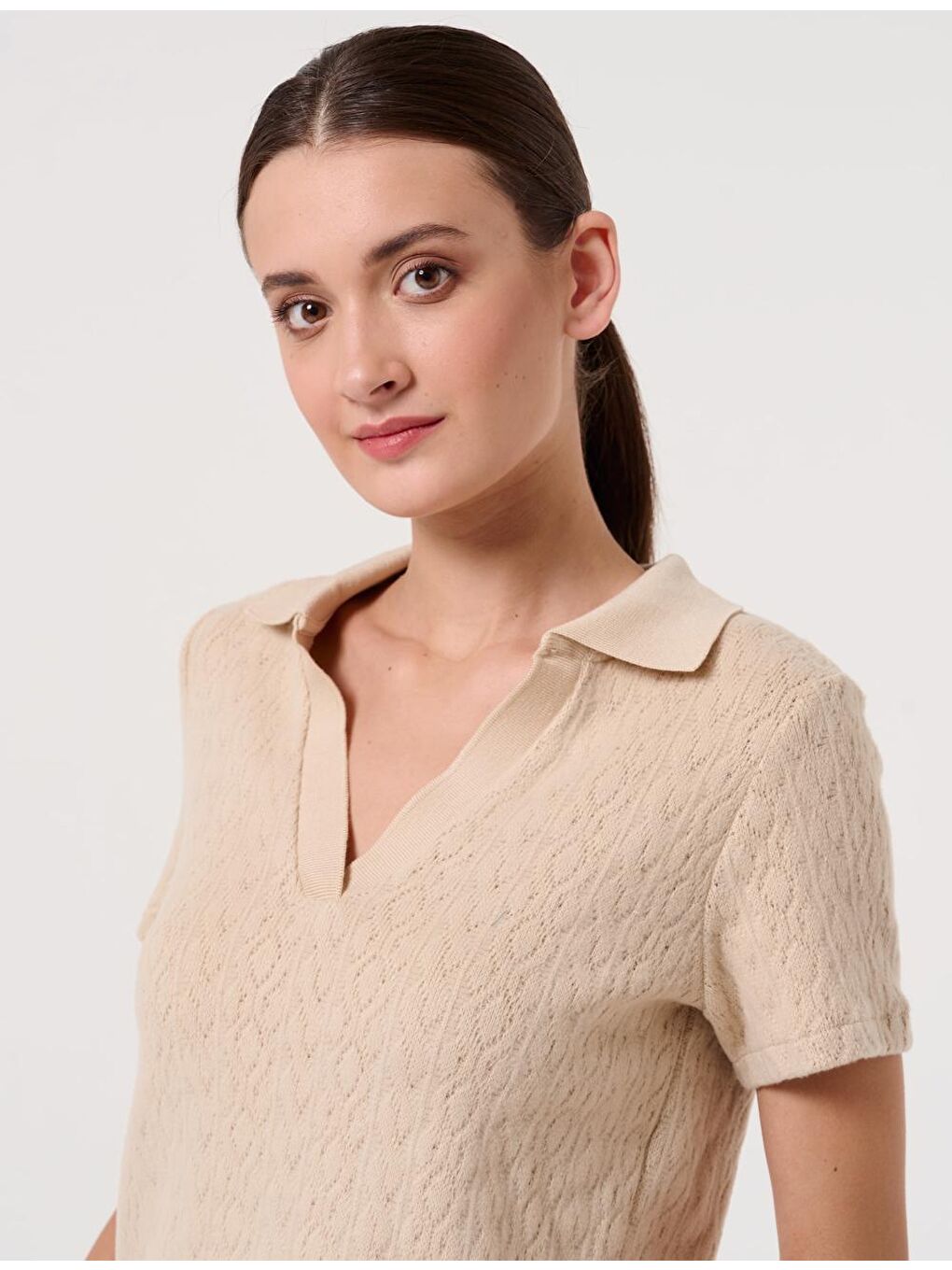 Bej Dar Kesim Polo Yaka Kısa Kollu Örme Tişört-3