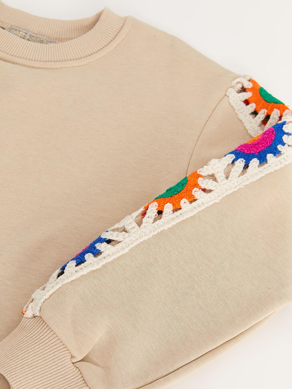 Bej Kız Çocuk Çiçek İşlemeli Ön Cepli Takım-1