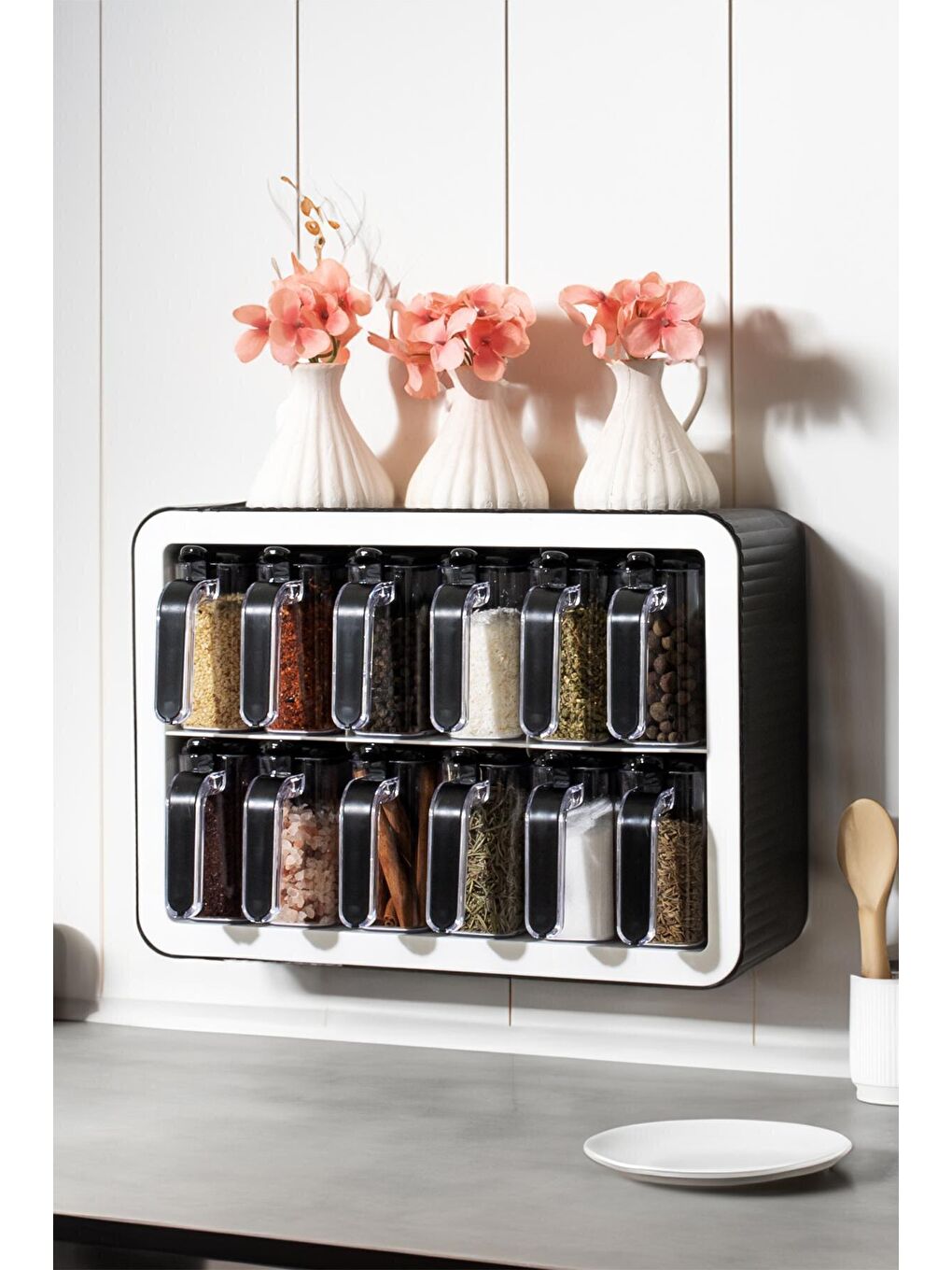 0440 Standlı 12 li Kendinden Yapışkanlı Kaşıklı Kapaklı Baharatlık Takımı - Siyah Beyaz-1